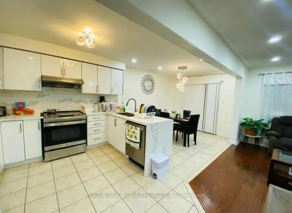 Photo 4 of 31 Farthingale Crescent, Brampton, Fletcher's Meadow — HOMEH
