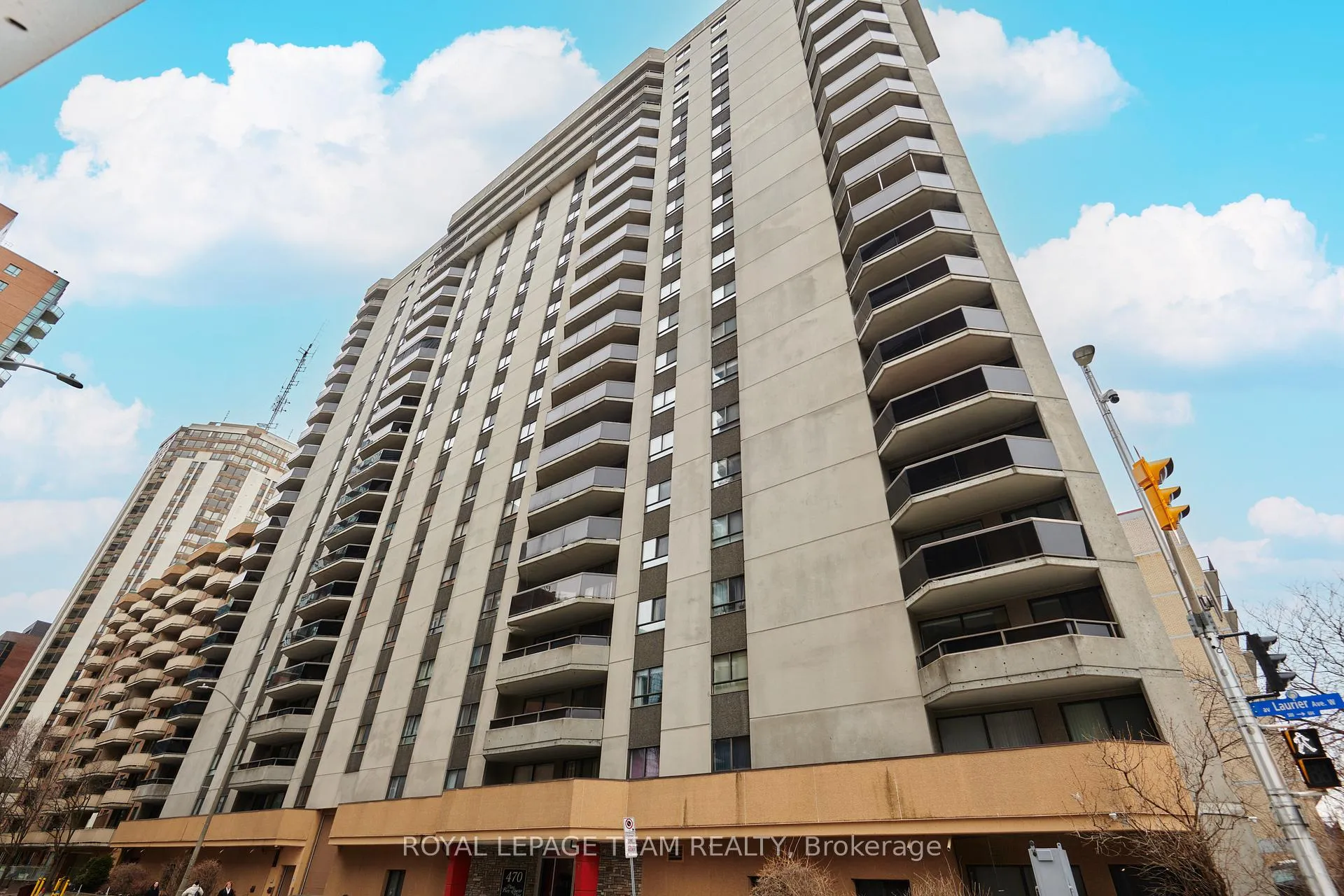 Front of Unit 1407, 470 Laurier Avenue W