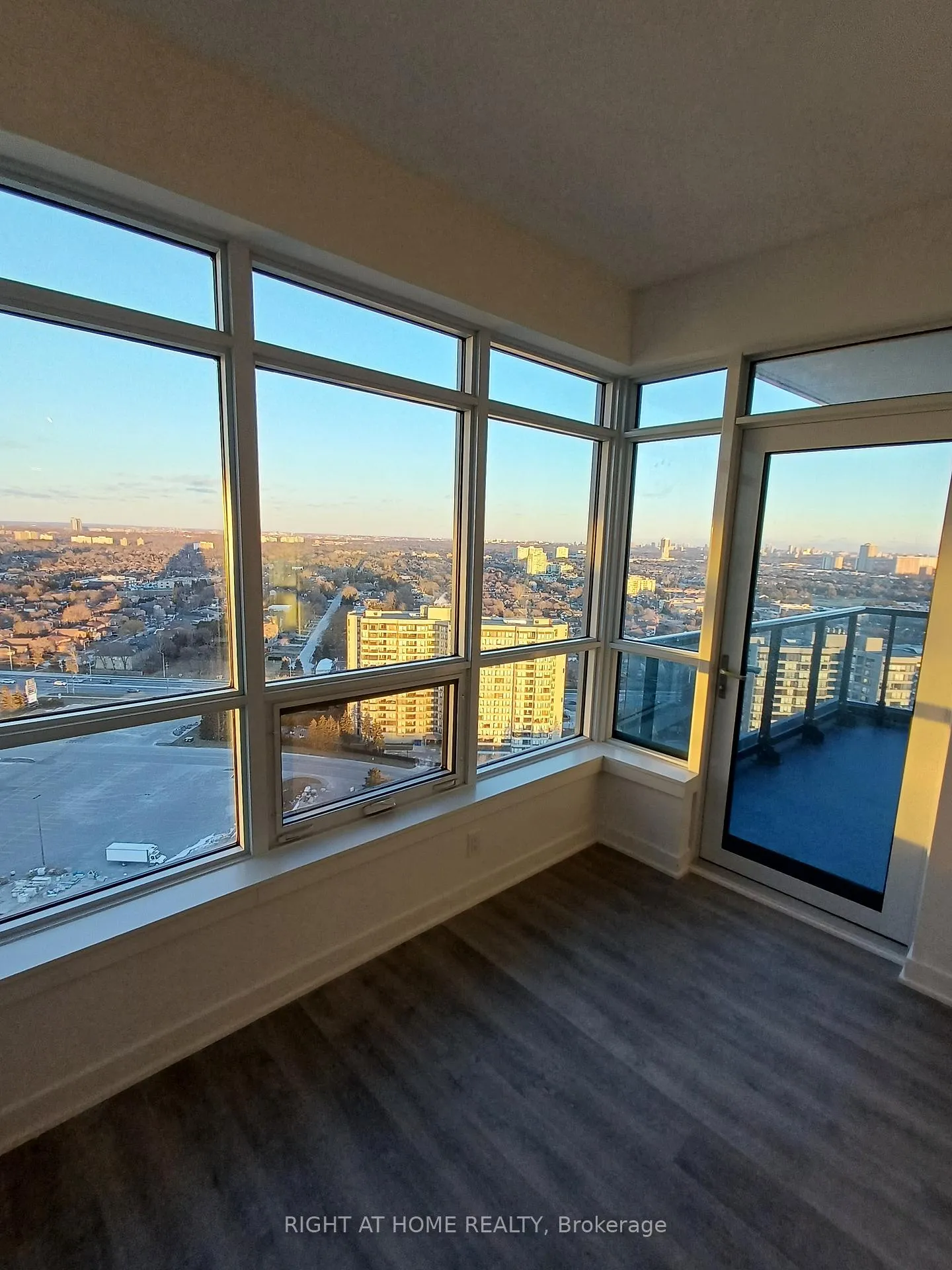 Photo 2 of Unit 2410, 30 Upper Mall Way, Vaughan, Brownridge — HOMEH