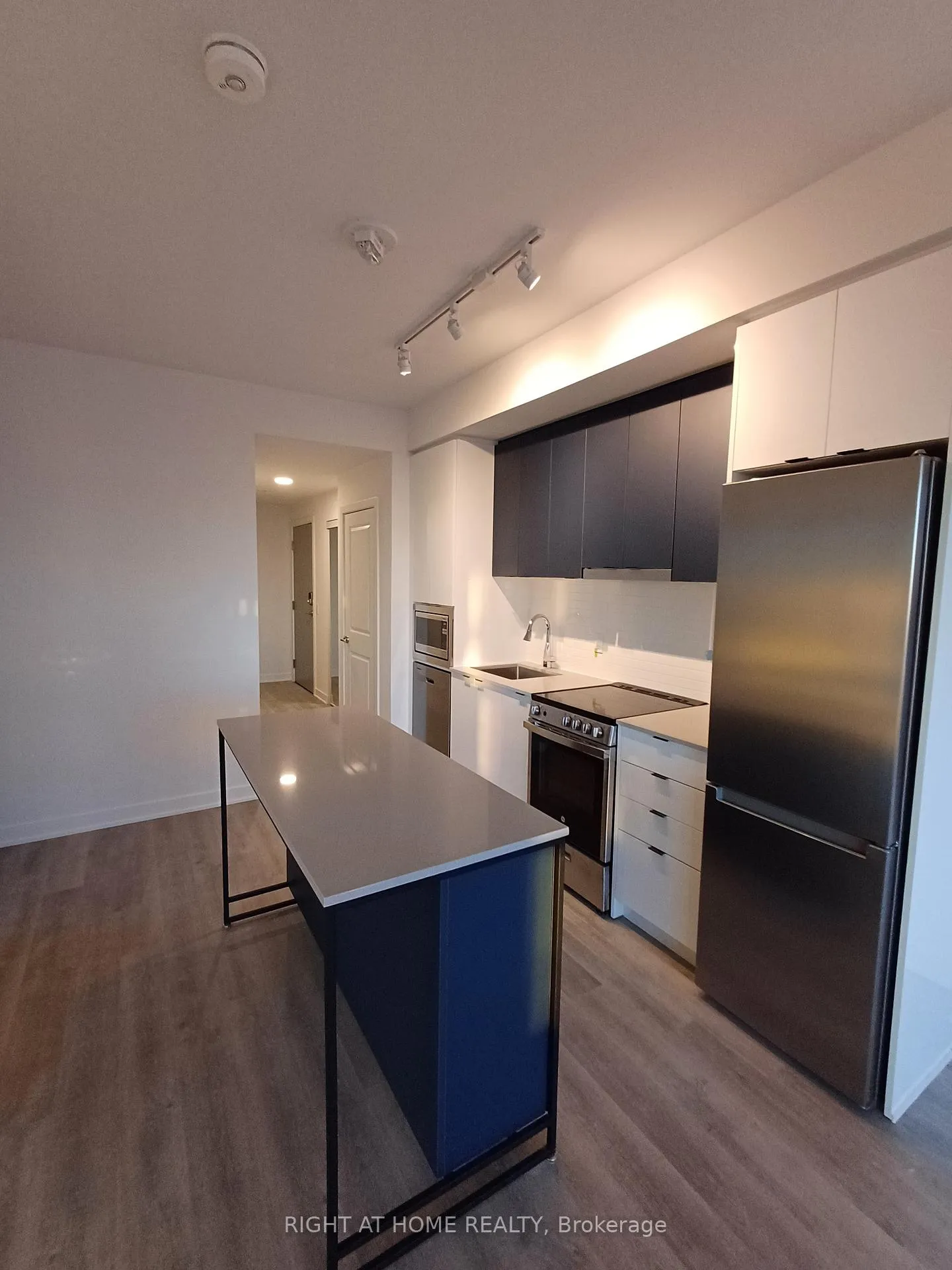 Photo 3 of Unit 2410, 30 Upper Mall Way, Vaughan, Brownridge — HOMEH