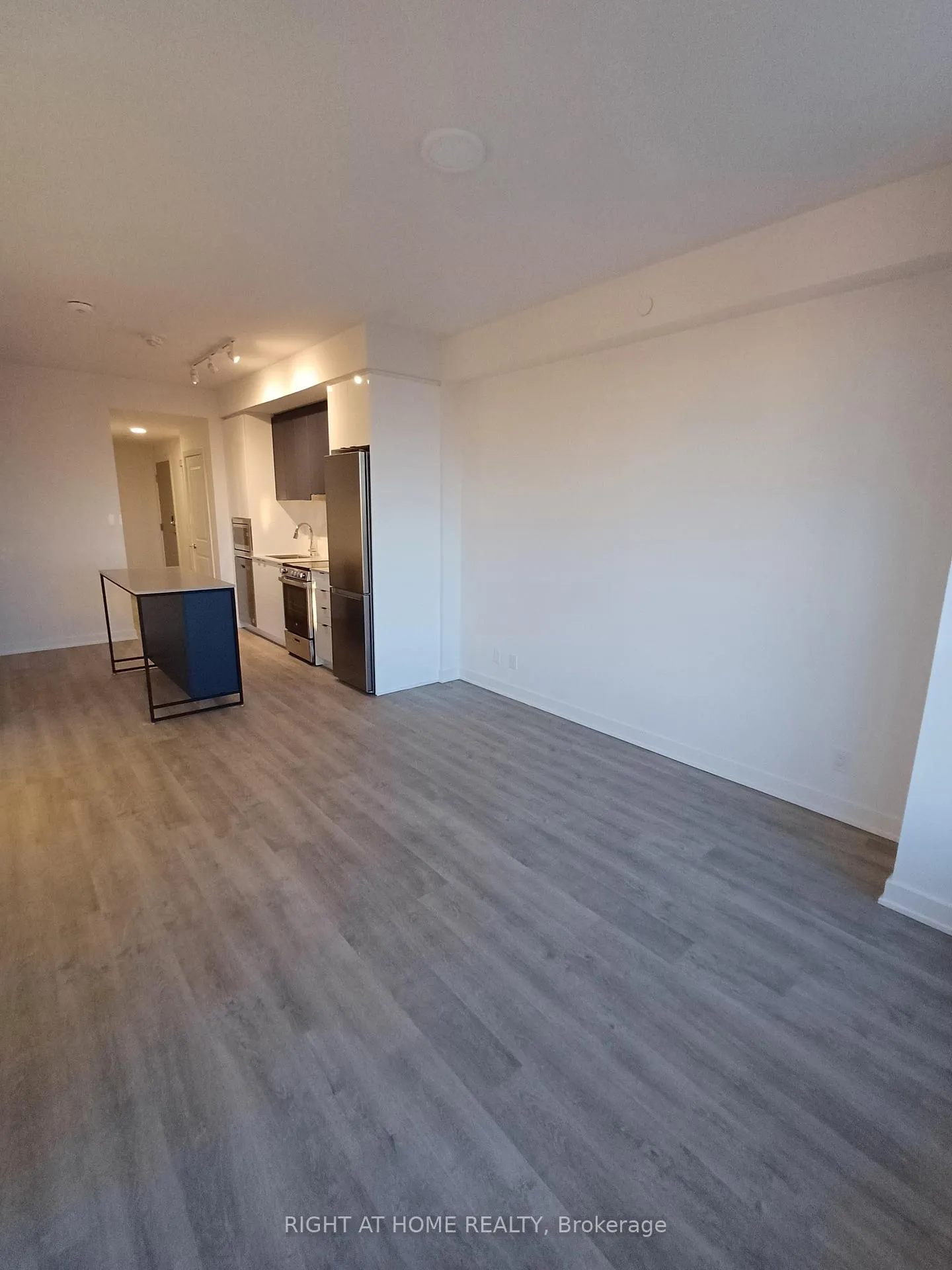 Photo 4 of Unit 2410, 30 Upper Mall Way, Vaughan, Brownridge — HOMEH