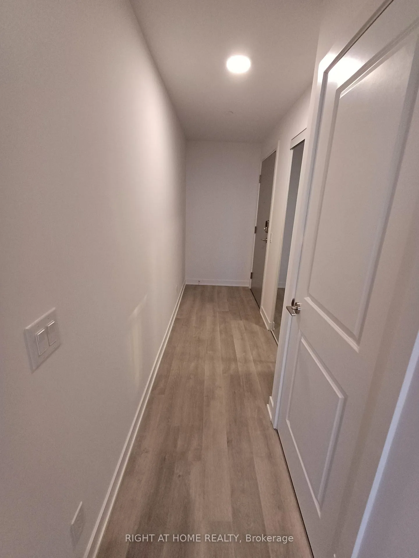 Photo 5 of Unit 2410, 30 Upper Mall Way, Vaughan, Brownridge — HOMEH