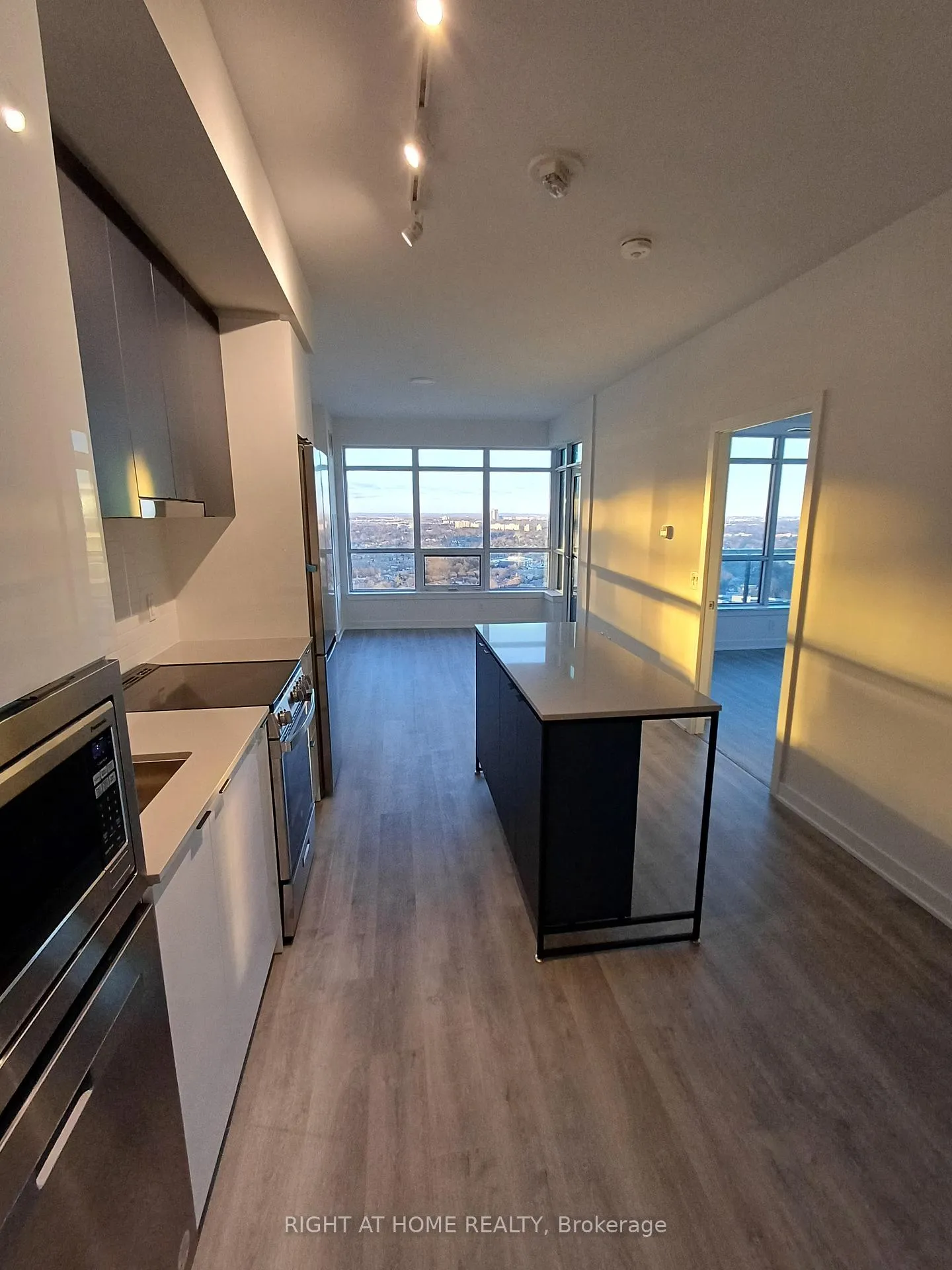 Photo 7 of Unit 2410, 30 Upper Mall Way, Vaughan, Brownridge — HOMEH