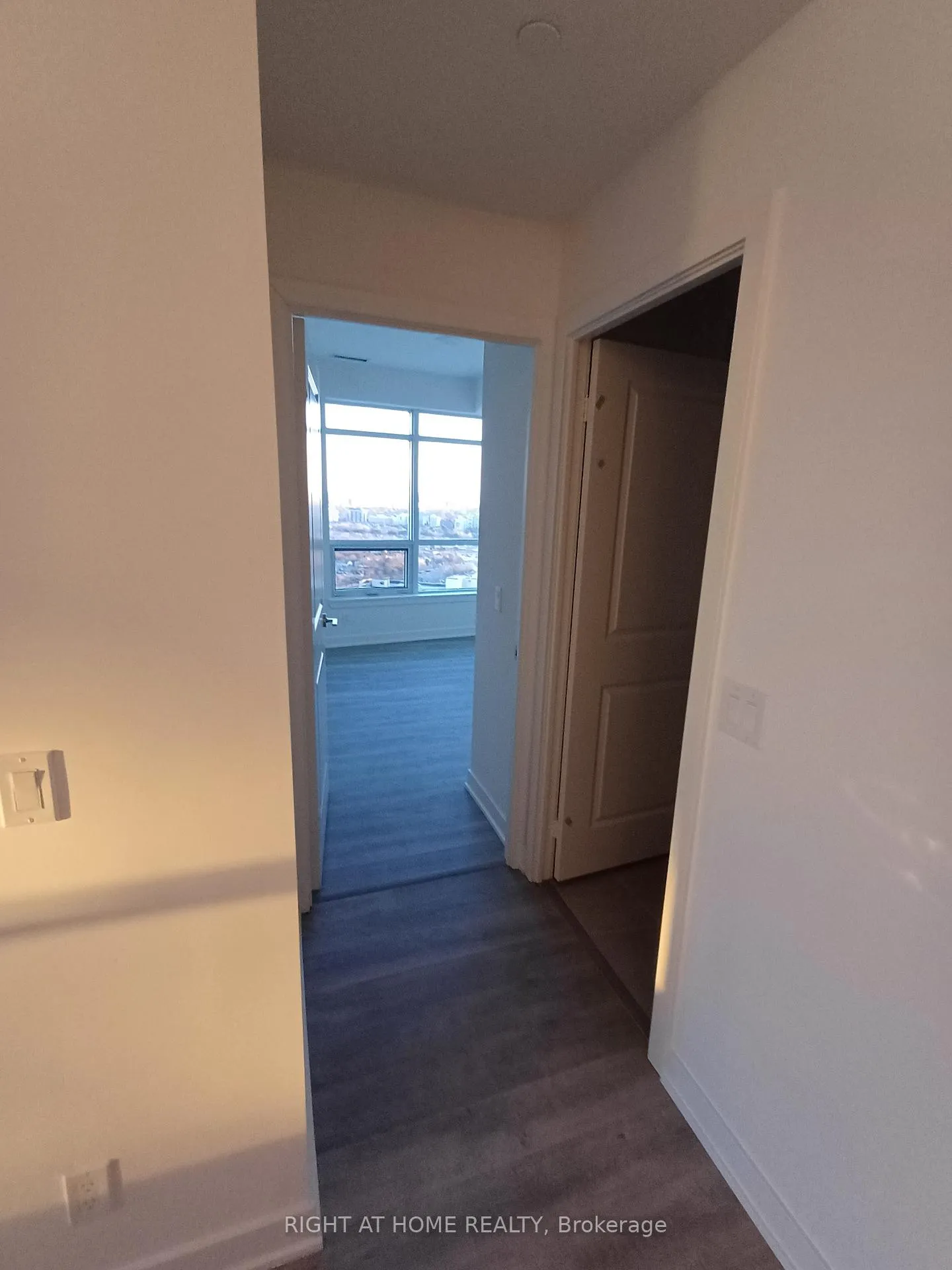 Photo 8 of Unit 2410, 30 Upper Mall Way, Vaughan, Brownridge — HOMEH