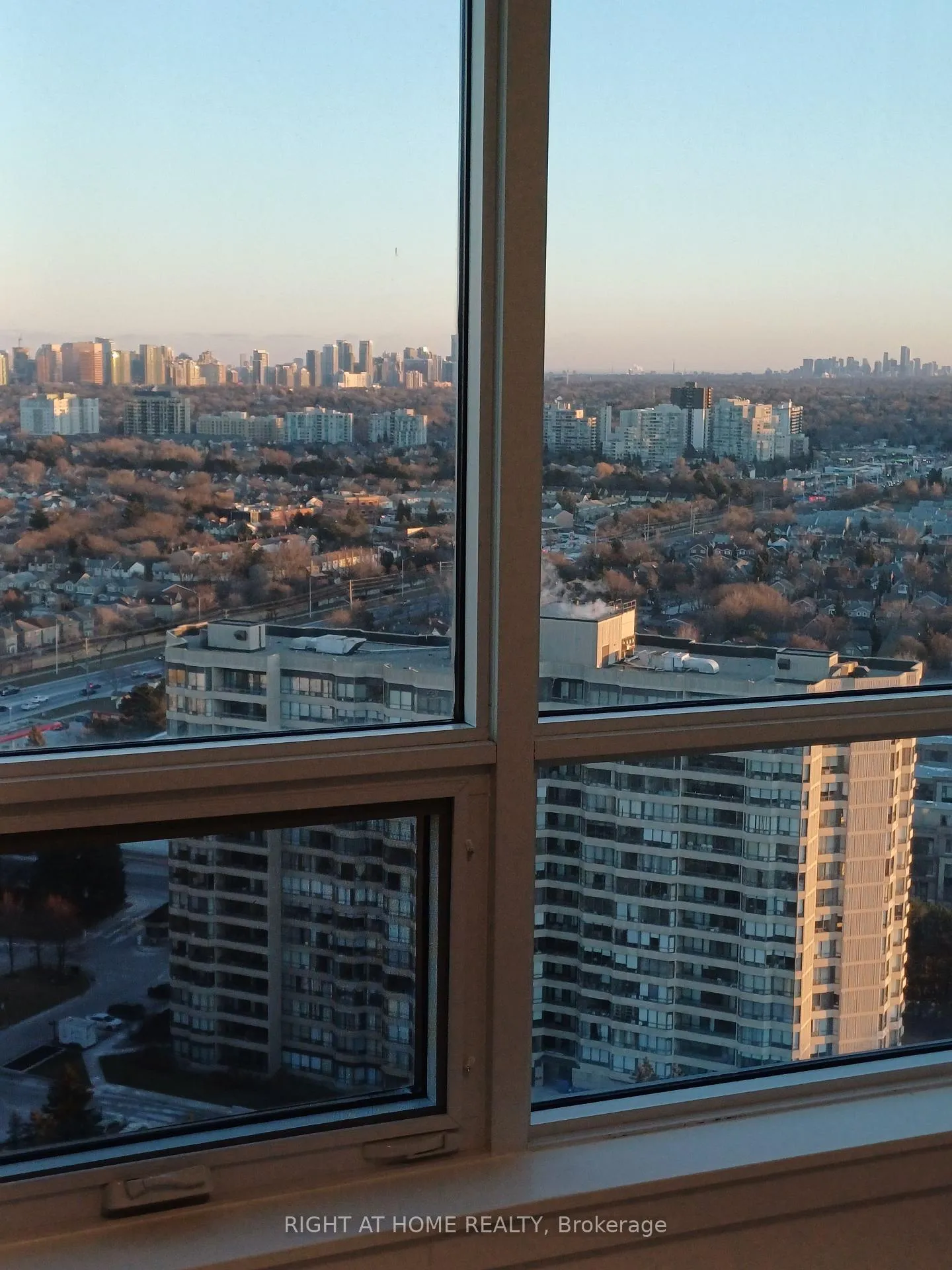 Photo 9 of Unit 2410, 30 Upper Mall Way, Vaughan, Brownridge — HOMEH