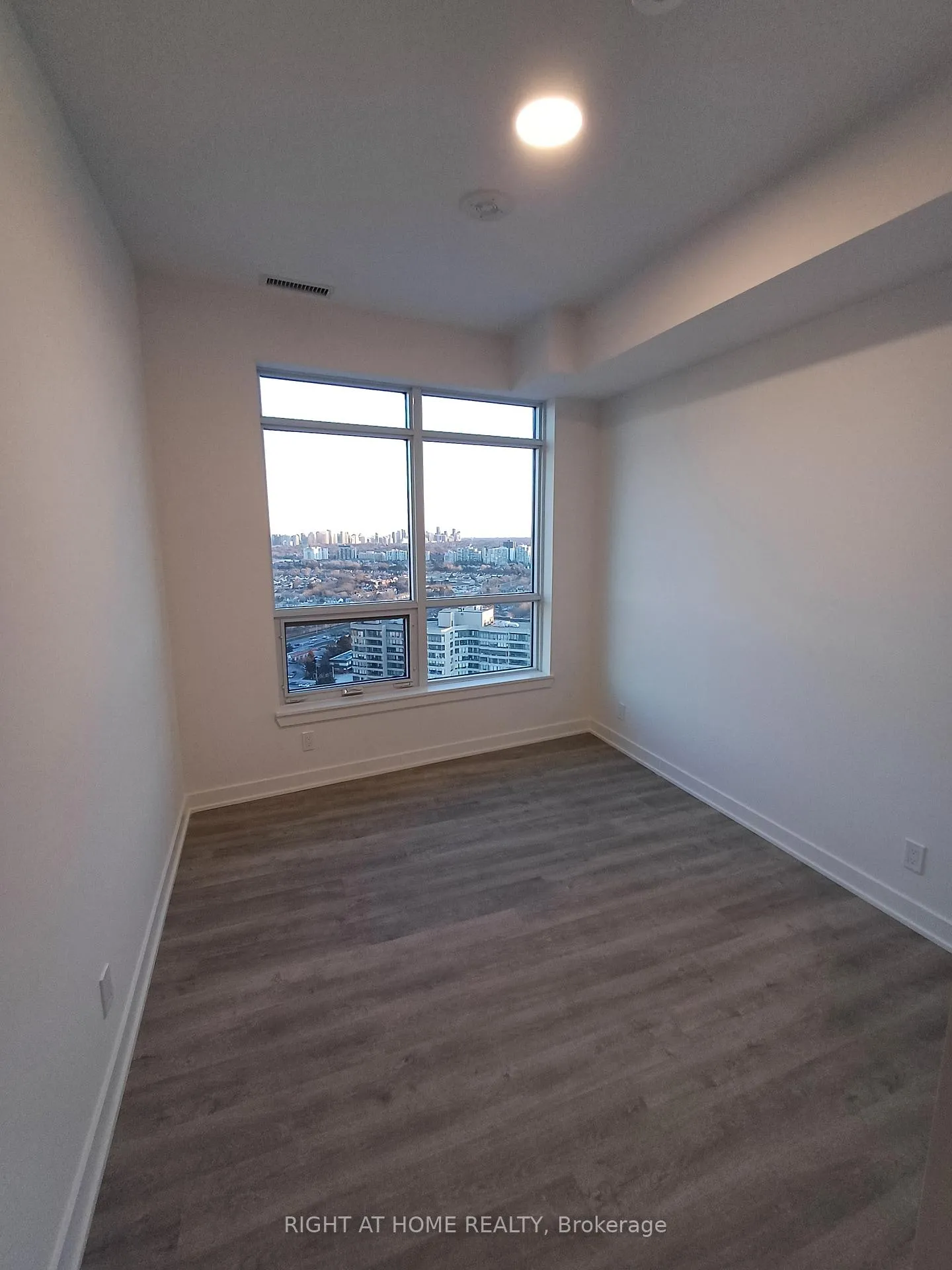 Photo 10 of Unit 2410, 30 Upper Mall Way, Vaughan, Brownridge — HOMEH