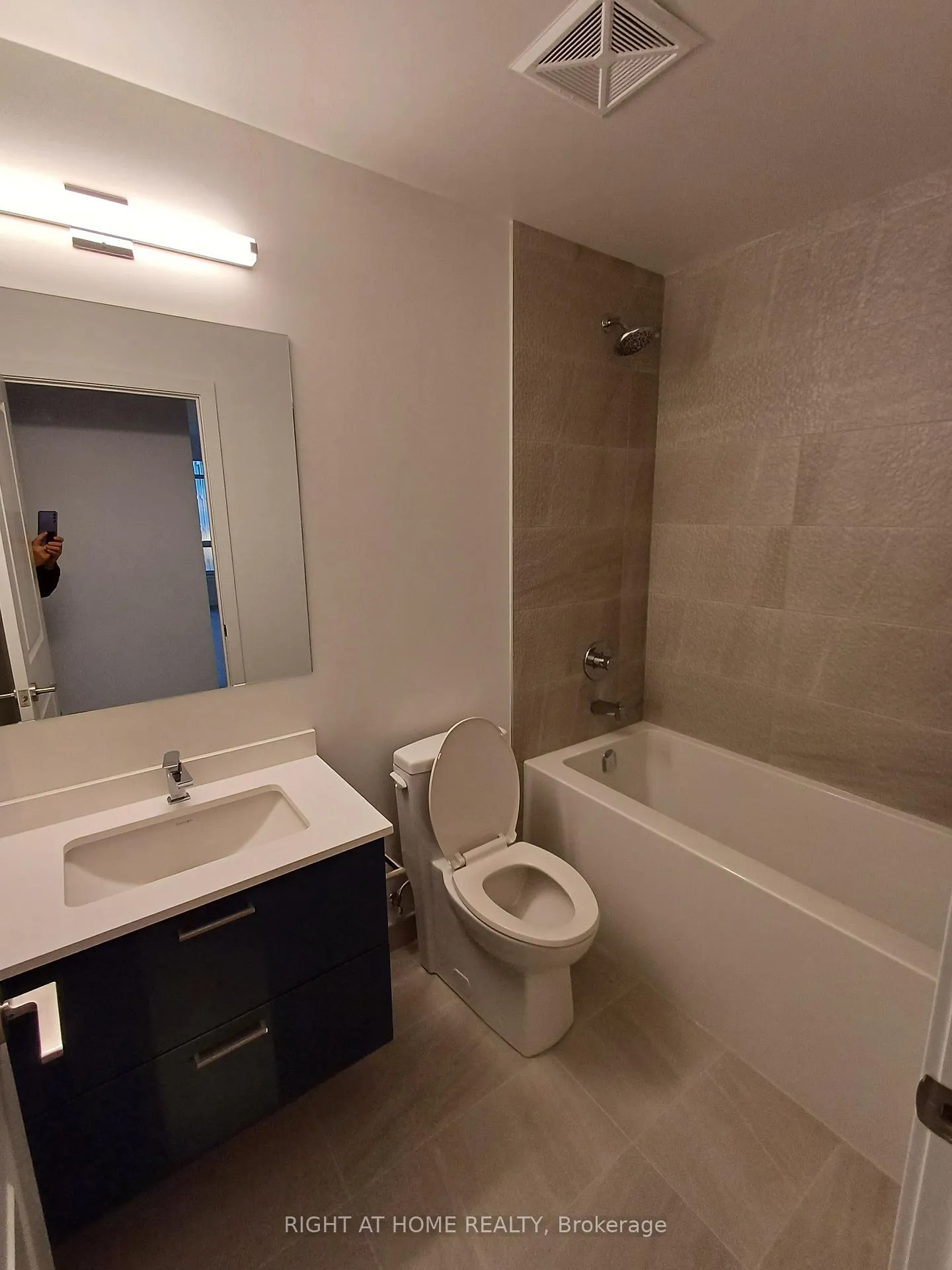 Photo 11 of Unit 2410, 30 Upper Mall Way, Vaughan, Brownridge — HOMEH