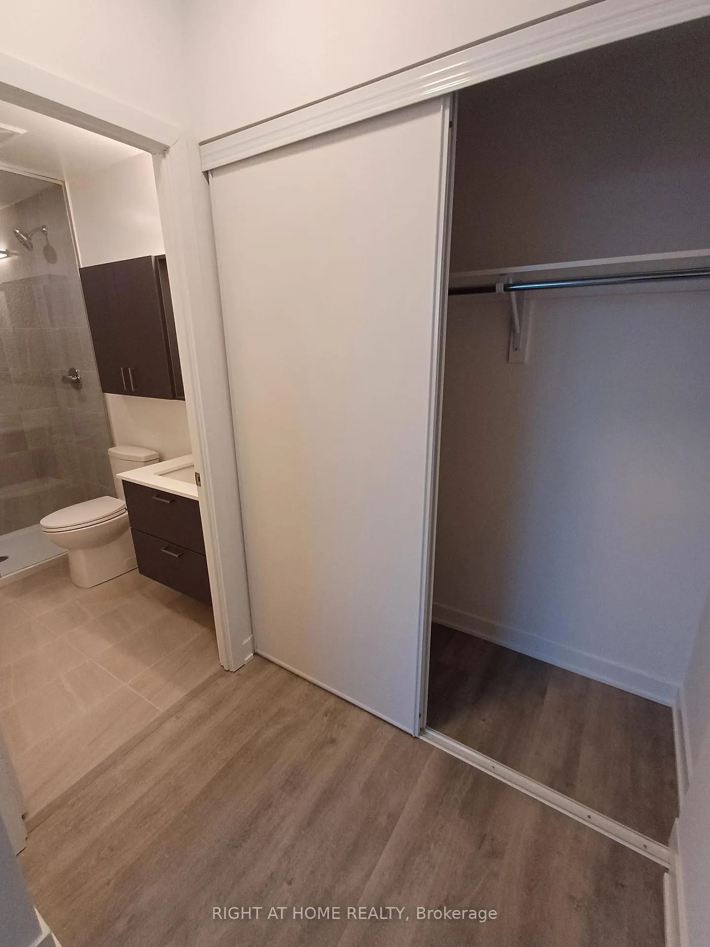 Photo 12 of Unit 2410, 30 Upper Mall Way, Vaughan, Brownridge — HOMEH