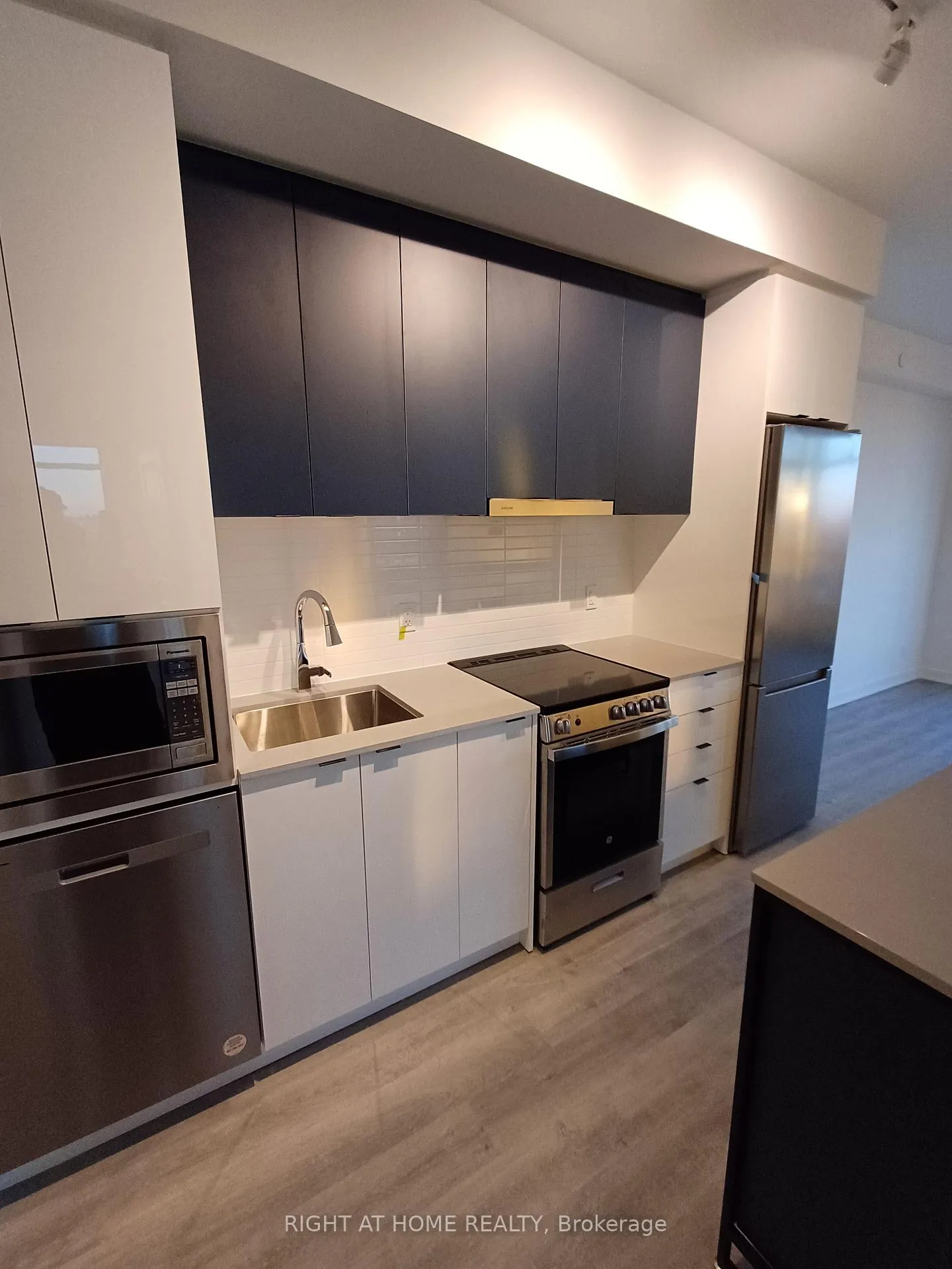 Photo 17 of Unit 2410, 30 Upper Mall Way, Vaughan, Brownridge — HOMEH
