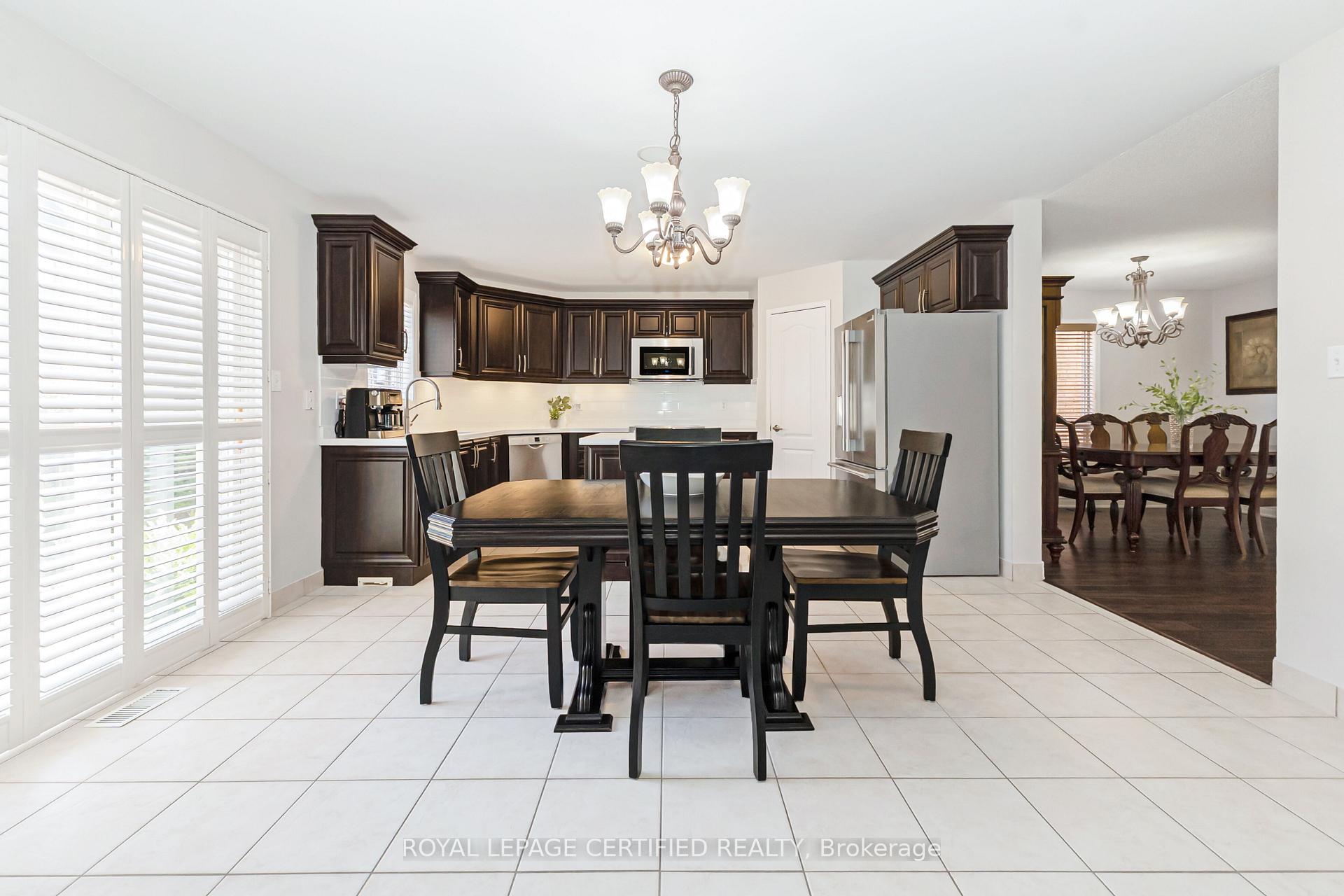Photo 10 of 43 Heatherdale Drive, Brampton, Fletcher's Meadow — HOMEH