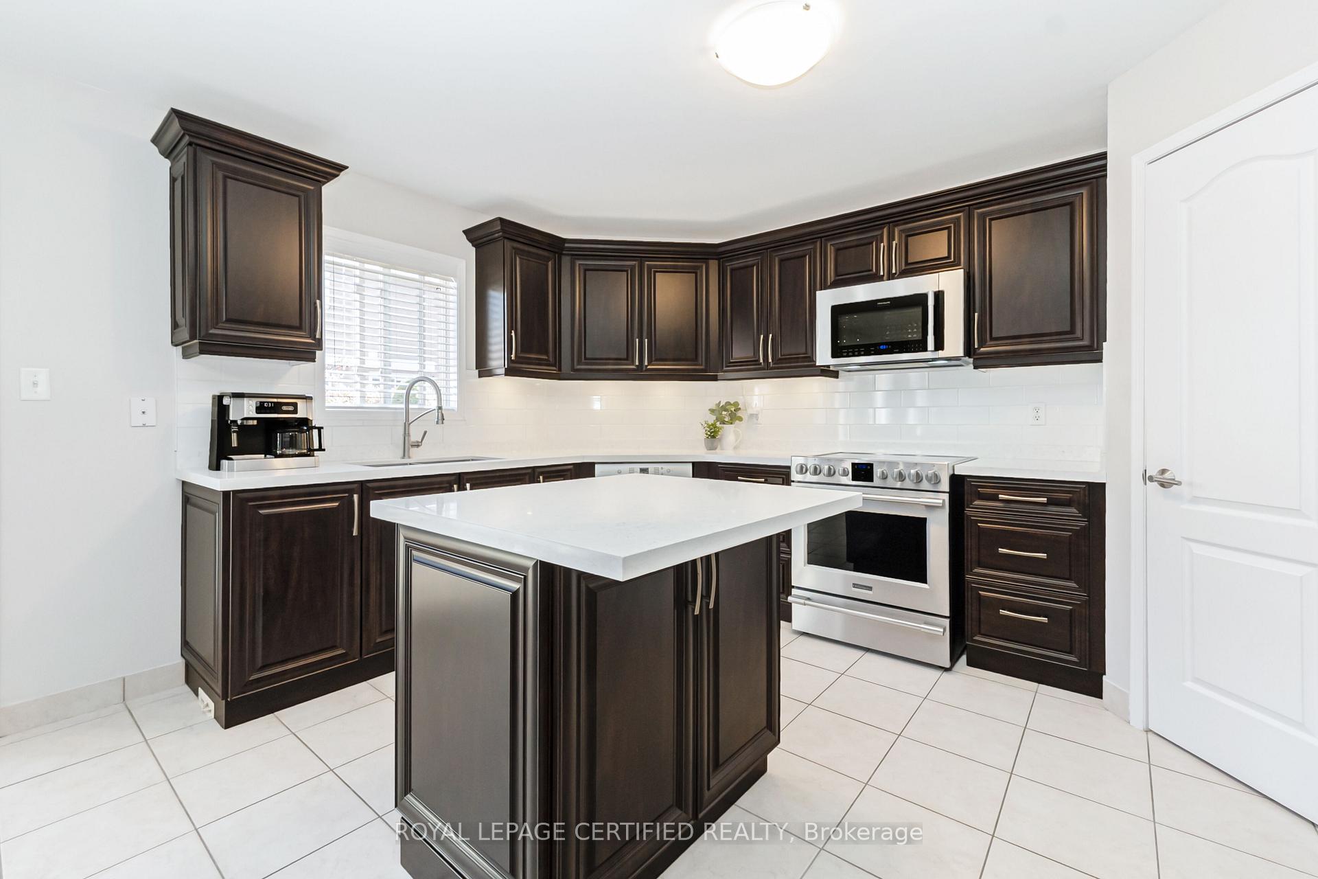Photo 13 of 43 Heatherdale Drive, Brampton, Fletcher's Meadow — HOMEH