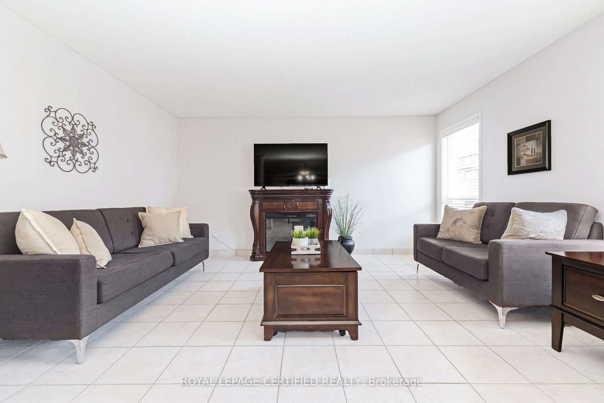 Photo 17 of 43 Heatherdale Drive, Brampton, Fletcher's Meadow — HOMEH