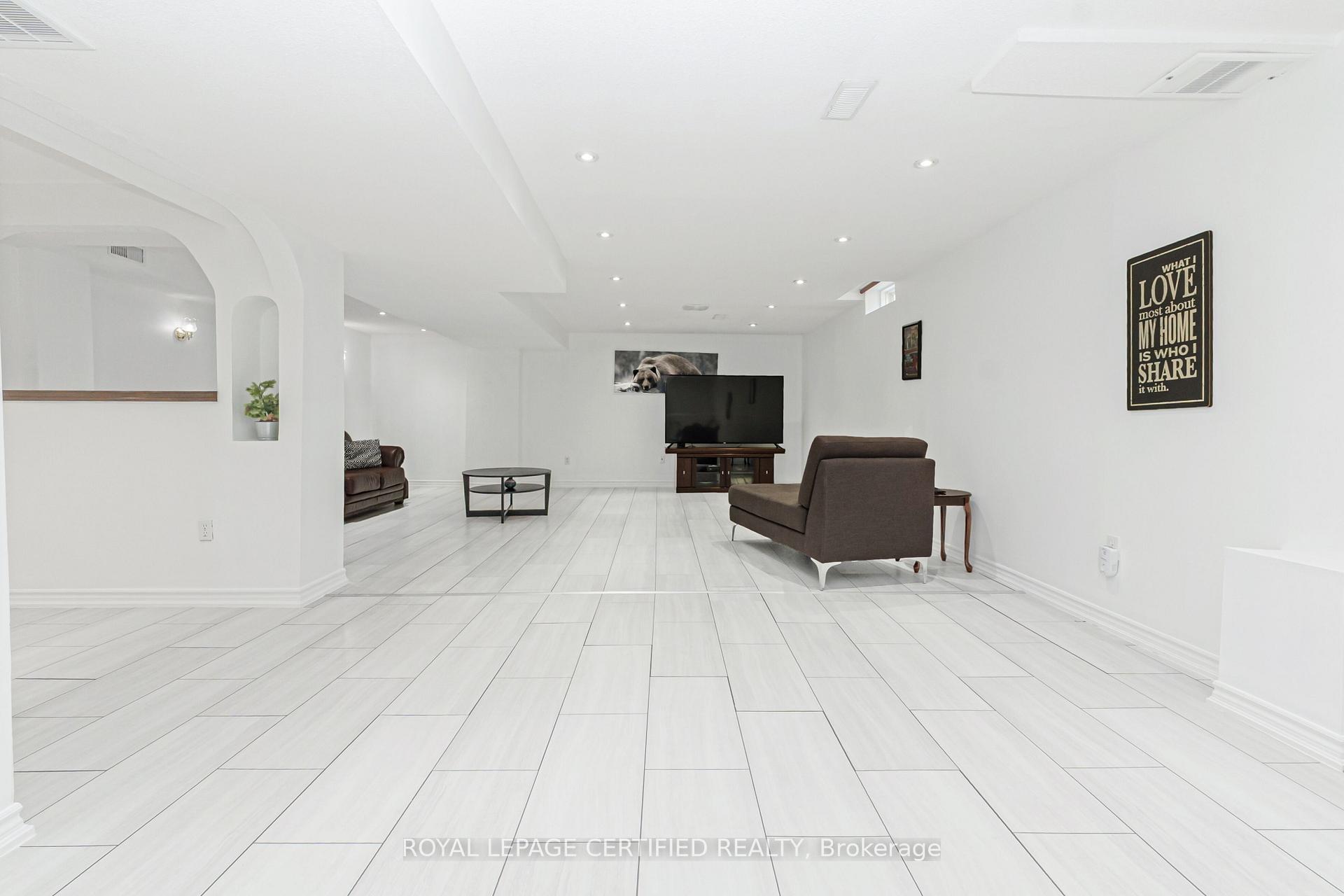 Photo 24 of 43 Heatherdale Drive, Brampton, Fletcher's Meadow — HOMEH