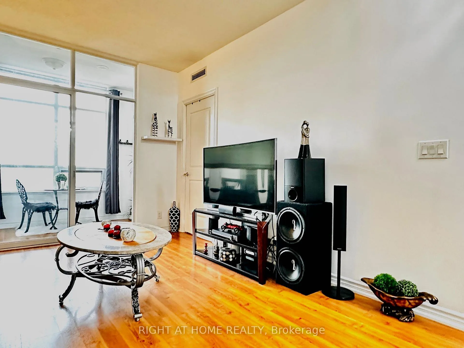 Photo 3 of Unit 1004, 9235 Jane Street, Vaughan, Maple — HOMEH
