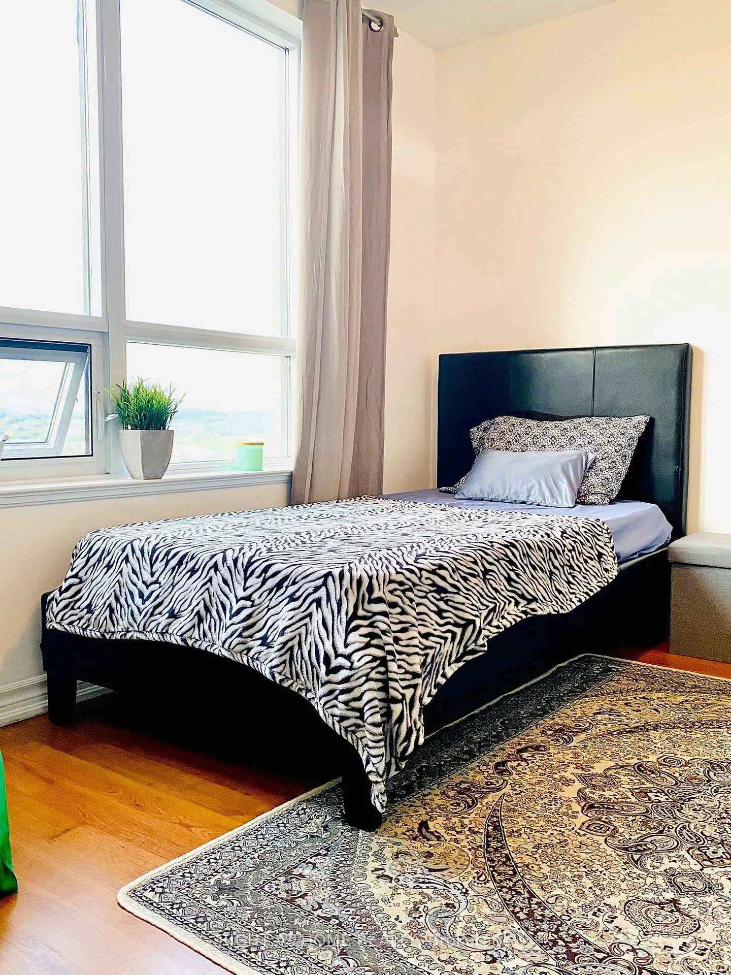 Photo 8 of Unit 1004, 9235 Jane Street, Vaughan, Maple — HOMEH
