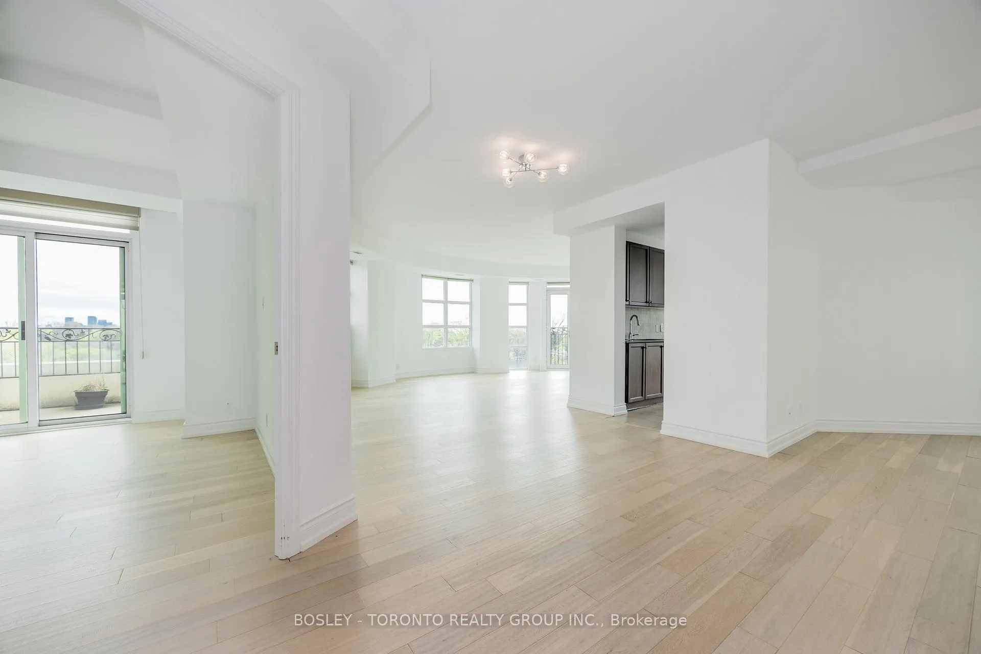 Photo 4 of Unit 610, 650 Mount Pleasant Road, Toronto, Mount Pleasant West — HOMEH