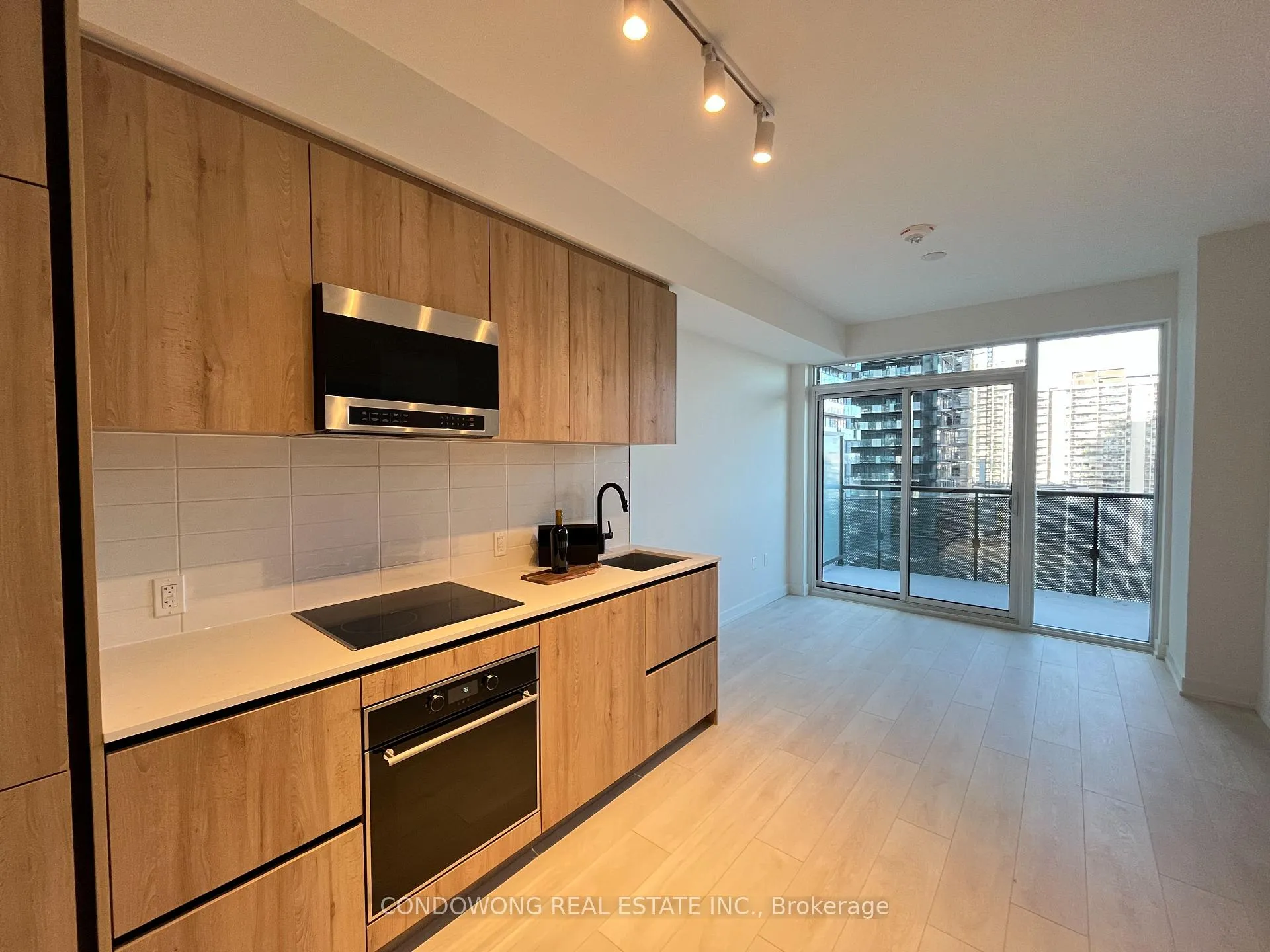 Photo 2 of Unit 1408, 117 Broadway Avenue, Toronto, Mount Pleasant West — HOMEH