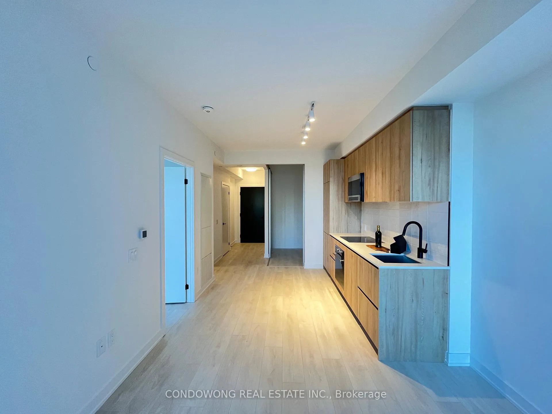 Photo 5 of Unit 1408, 117 Broadway Avenue, Toronto, Mount Pleasant West — HOMEH