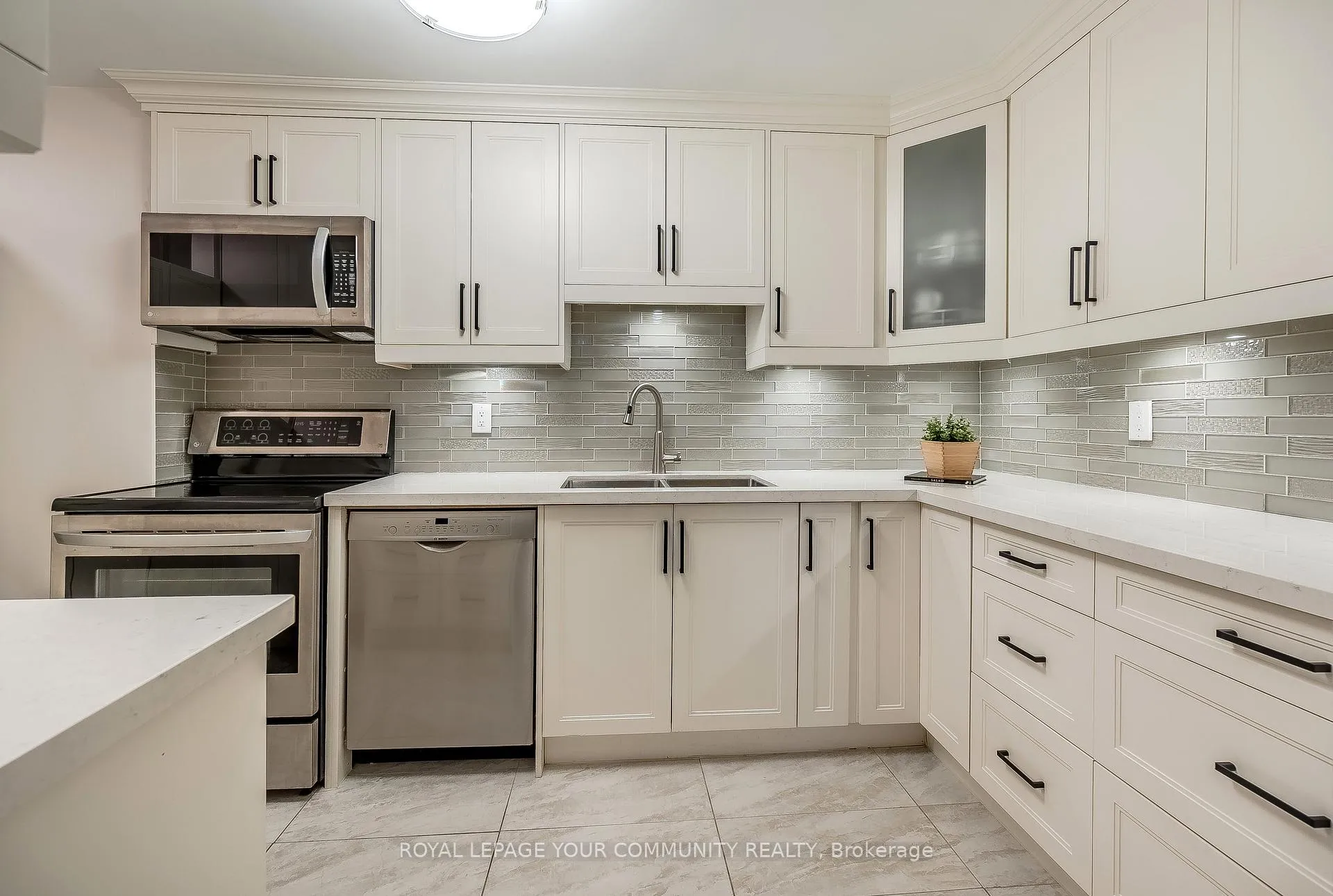 Photo 6 of Unit 608, 60 Inverlochy Boulevard, Markham, Royal Orchard — HOMEH