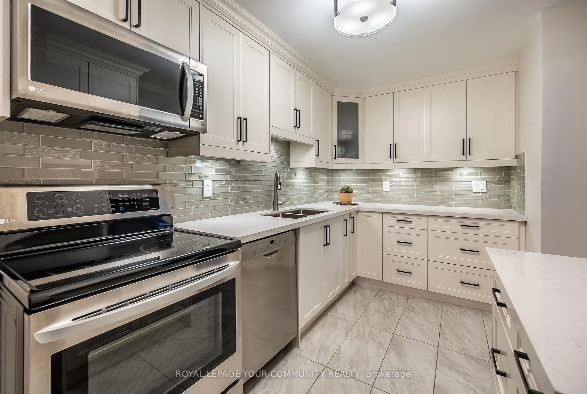 Photo 9 of Unit 608, 60 Inverlochy Boulevard, Markham, Royal Orchard — HOMEH