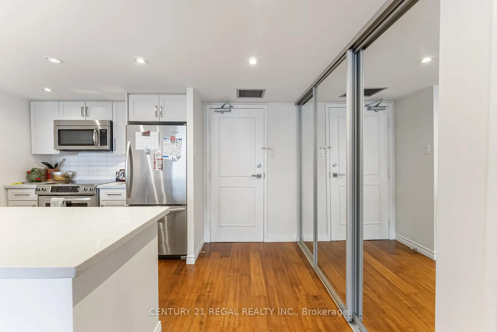 Photo 4 of Unit 710, 701 King Street W, Toronto, Niagara — HOMEH