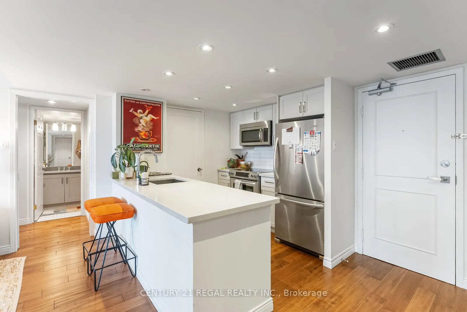 Photo 7 of Unit 710, 701 King Street W, Toronto, Niagara — HOMEH