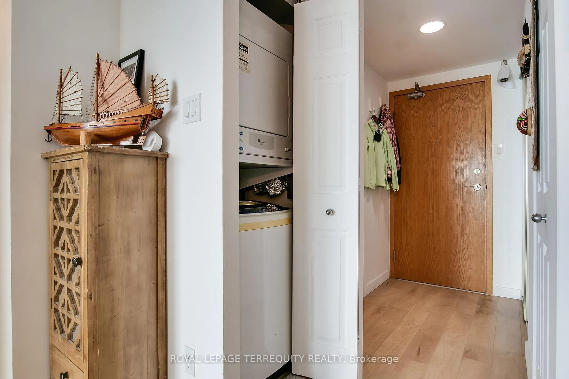 Photo 3 of Unit 1603, 99 Harbour Square, Toronto, Waterfront Communities — HOMEH
