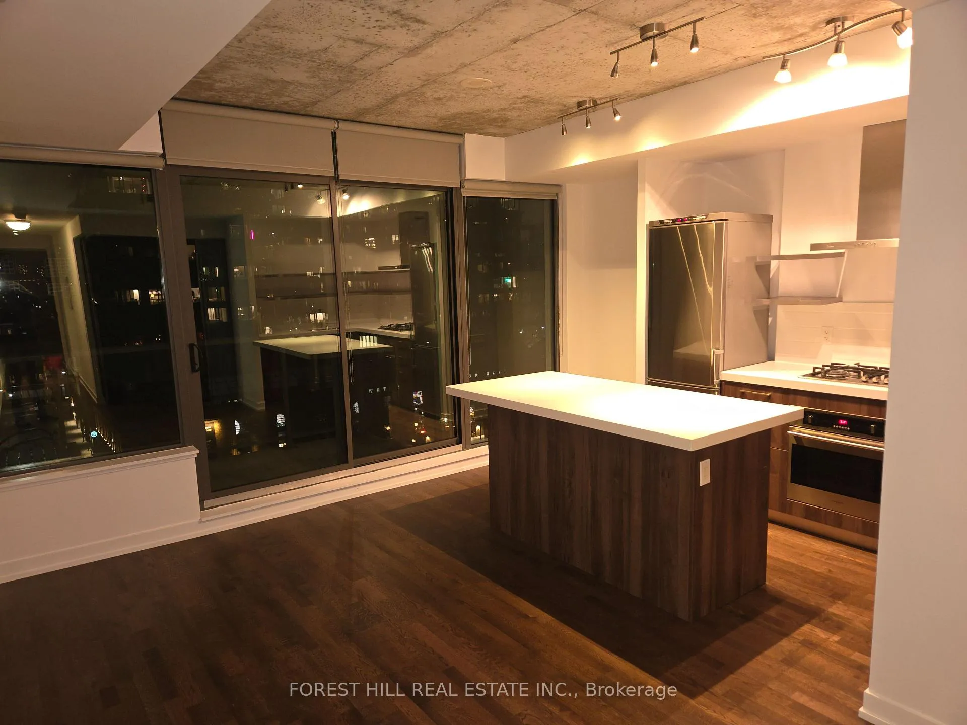 Front of Unit 1020, 461 Adelaide Street W
