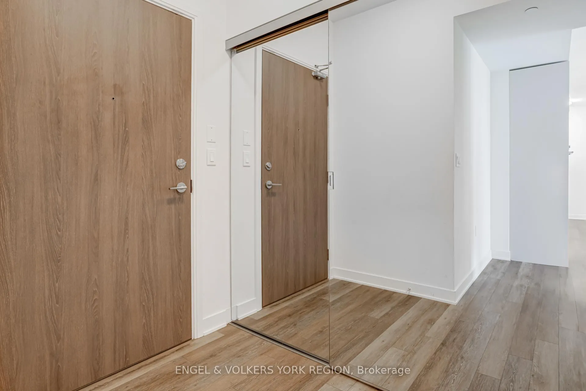 Photo 8 of Unit 1618, 27 Bathurst Street, Toronto, Waterfront Communities — HOMEH