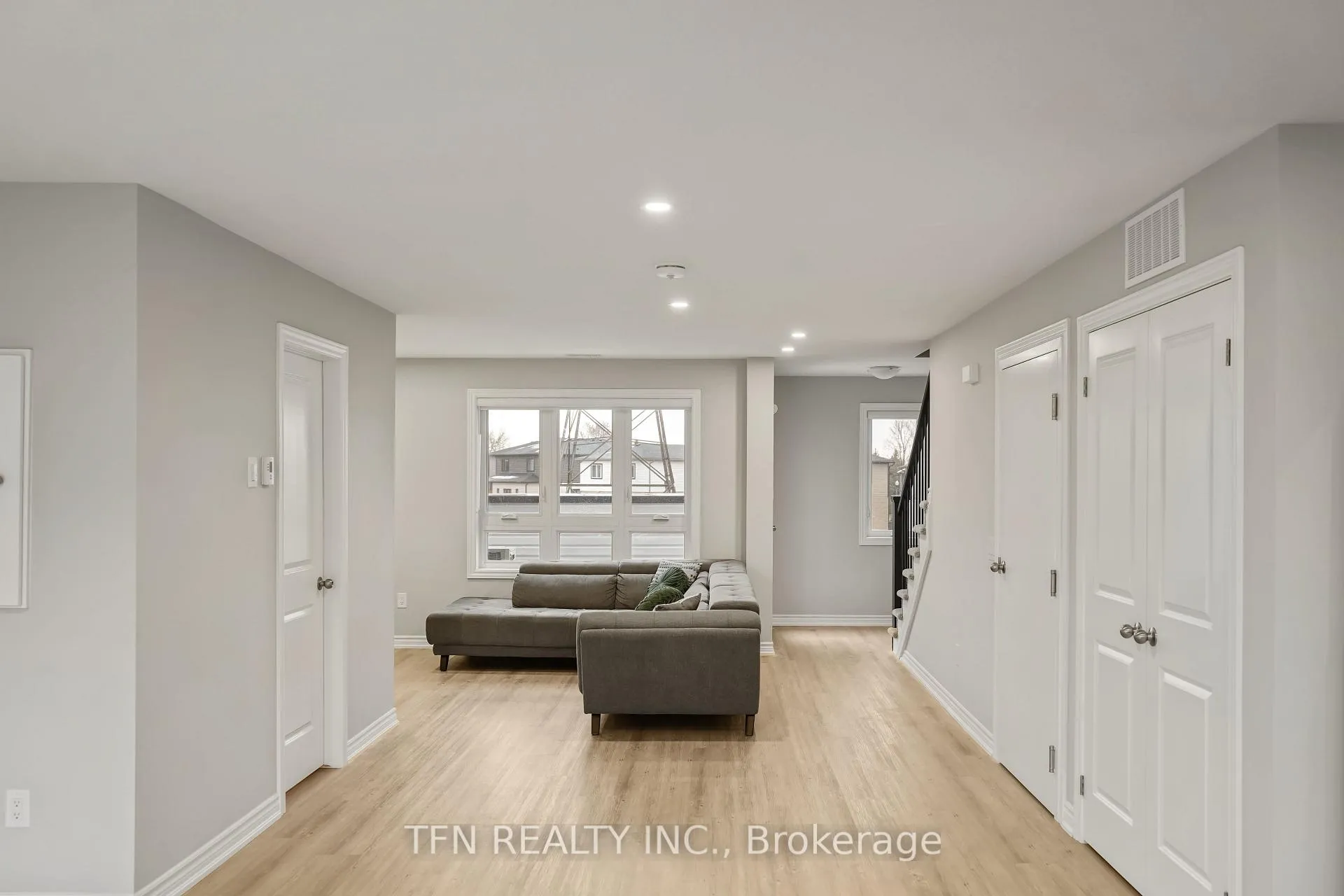 Photo 2 of 293 Chapel Hill Drive, Kitchener — HOMEH