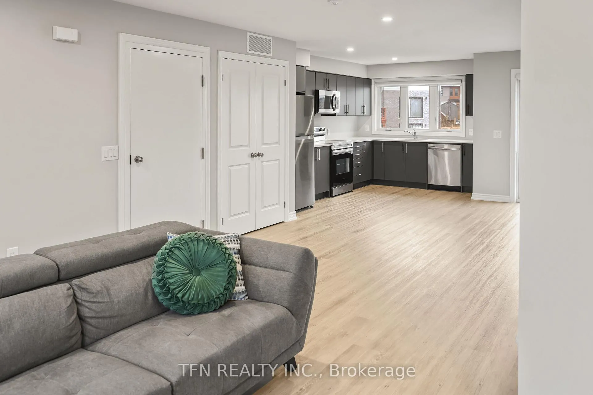 Photo 3 of 293 Chapel Hill Drive, Kitchener — HOMEH