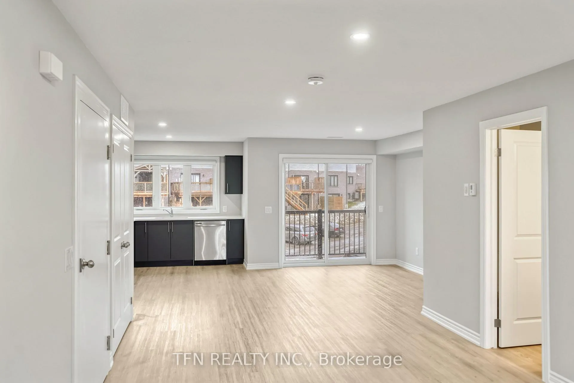 Photo 4 of 293 Chapel Hill Drive, Kitchener — HOMEH