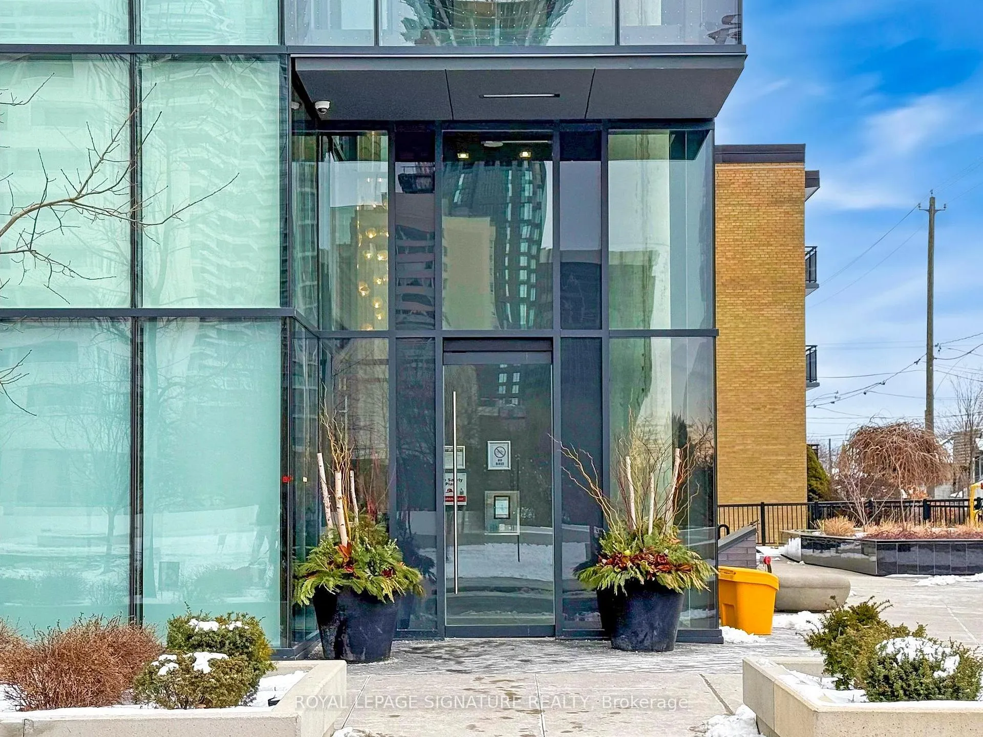 Photo 2 of Unit 809, 11 Lillian Street, Toronto, Mount Pleasant West — HOMEH