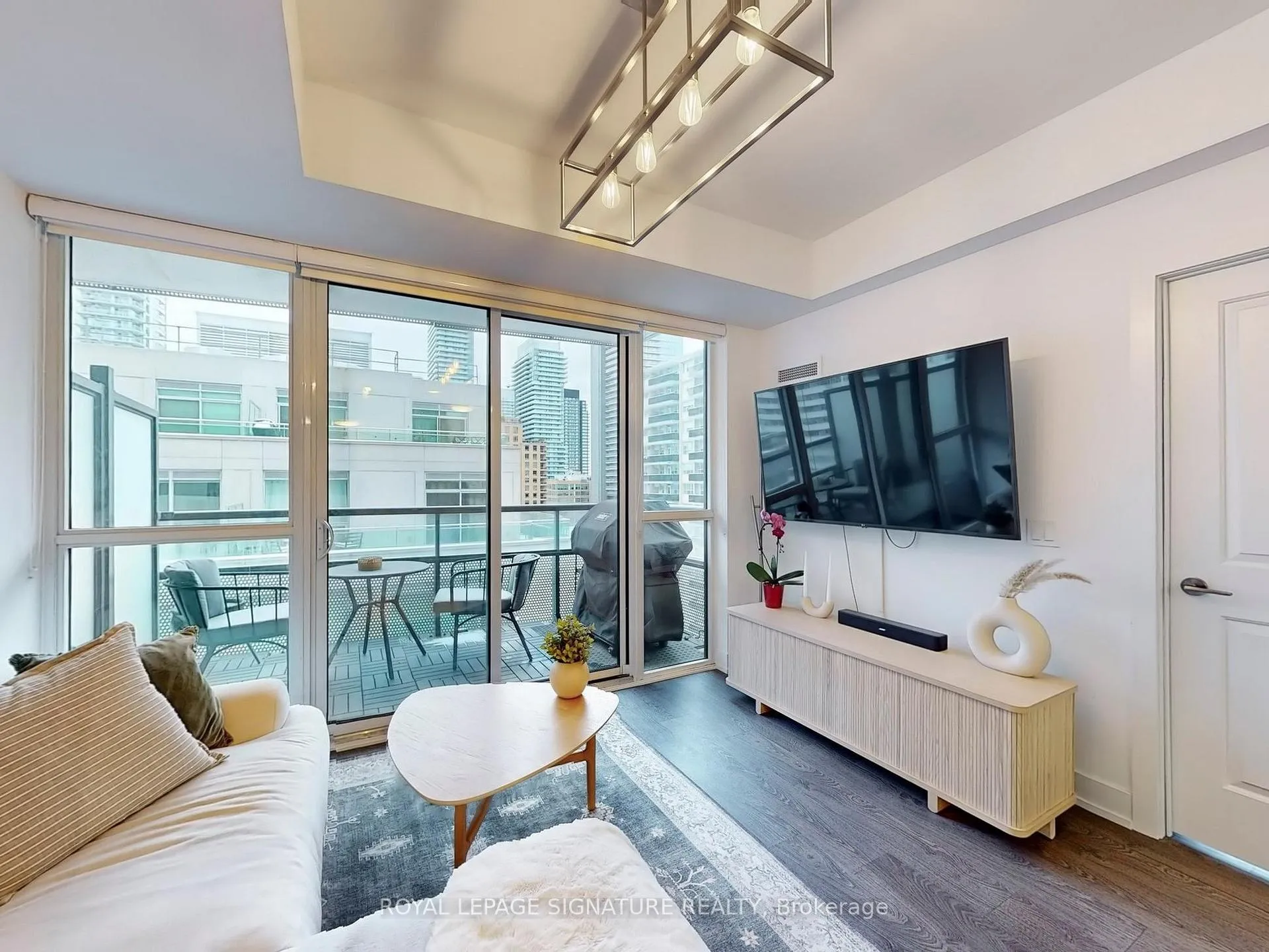 Photo 17 of Unit 809, 11 Lillian Street, Toronto, Mount Pleasant West — HOMEH
