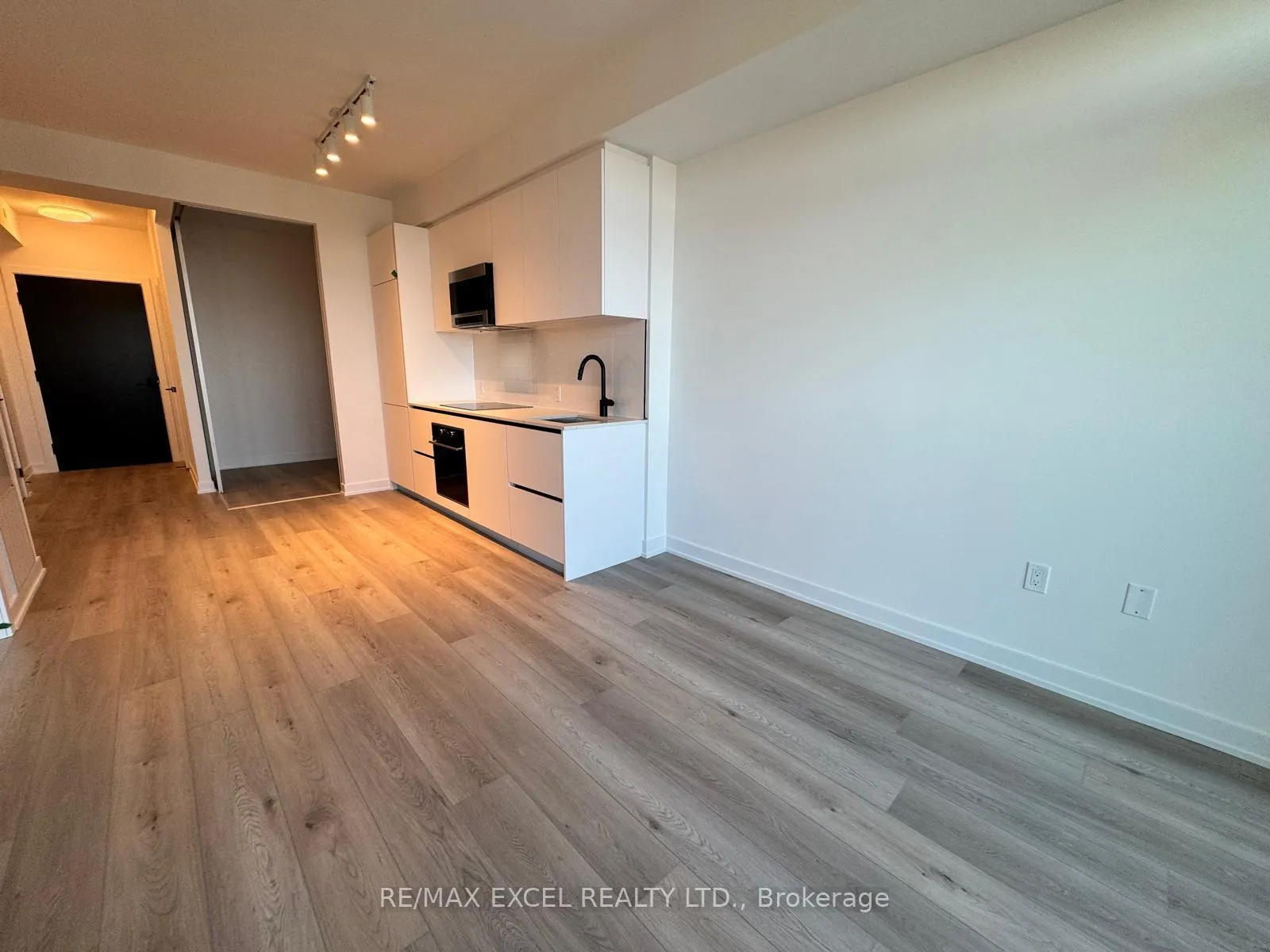 Photo 5 of Unit 3408, 117 Broadway Avenue, Toronto, Mount Pleasant West — HOMEH
