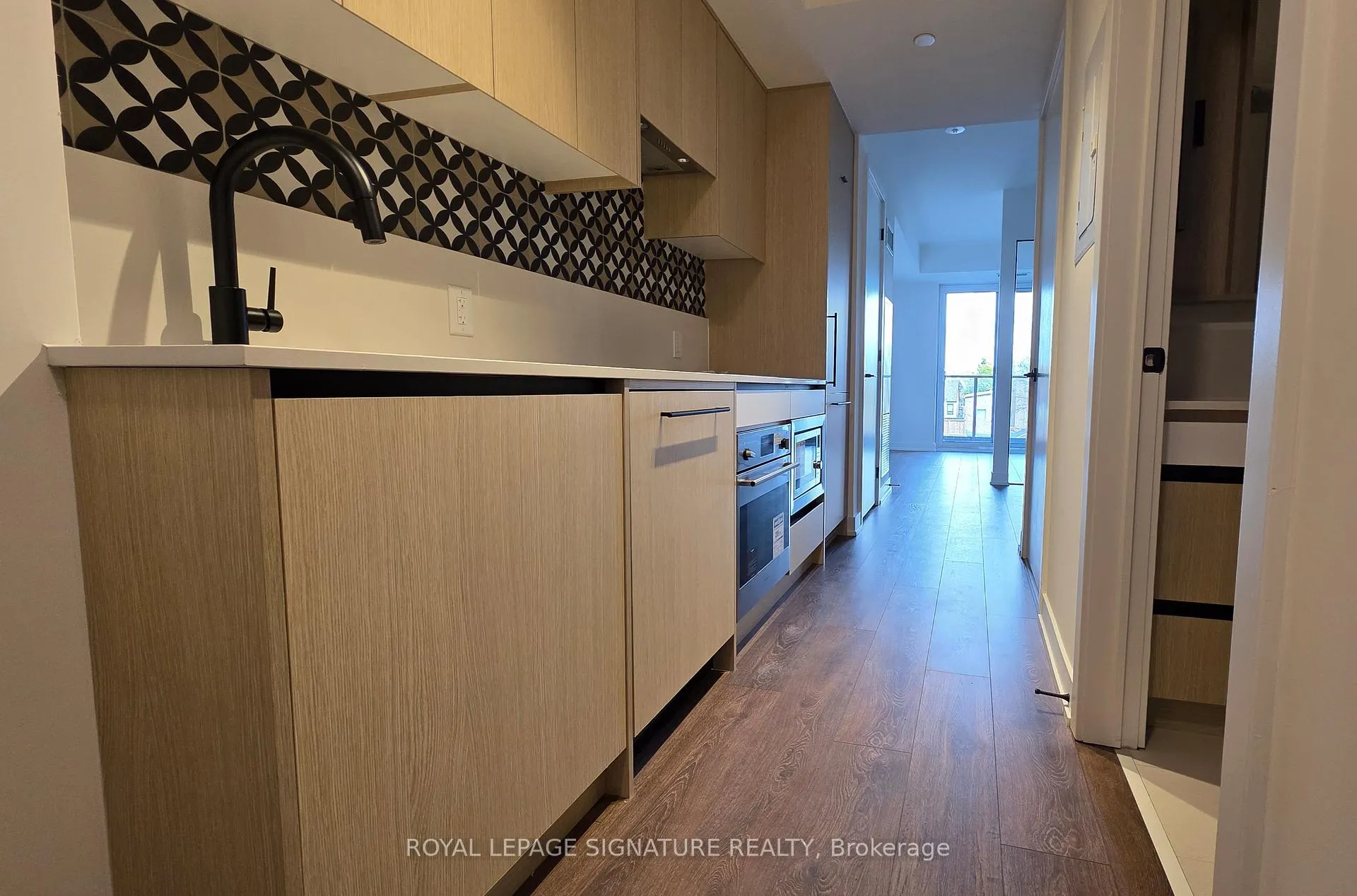 Front of Unit 322, 5 Lakeview Avenue W