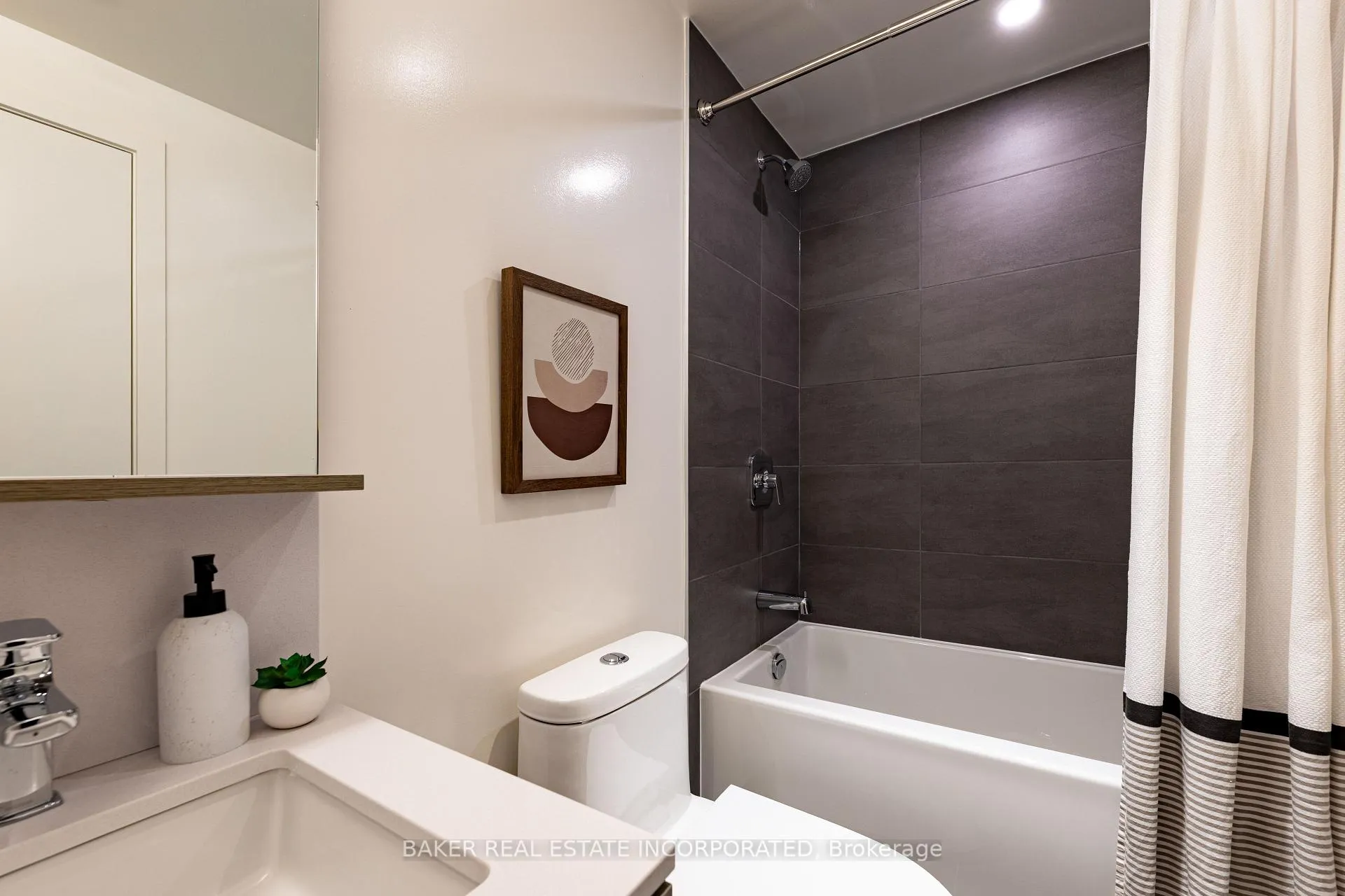 Photo 6 of Unit 607, 223 Redpath Avenue, Toronto, Mount Pleasant West — HOMEH