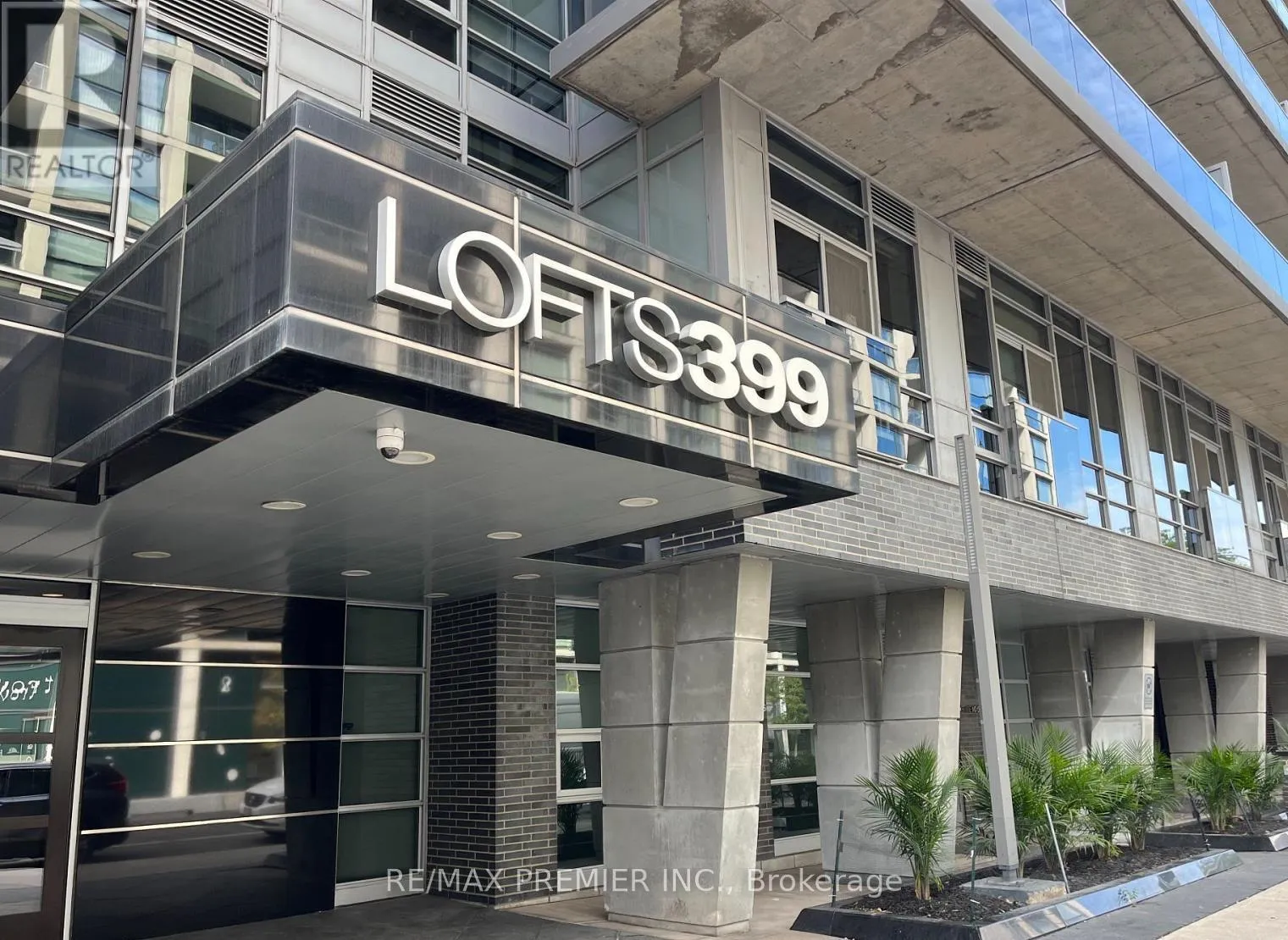 Front of Unit 901, 399 Adelaide Street W