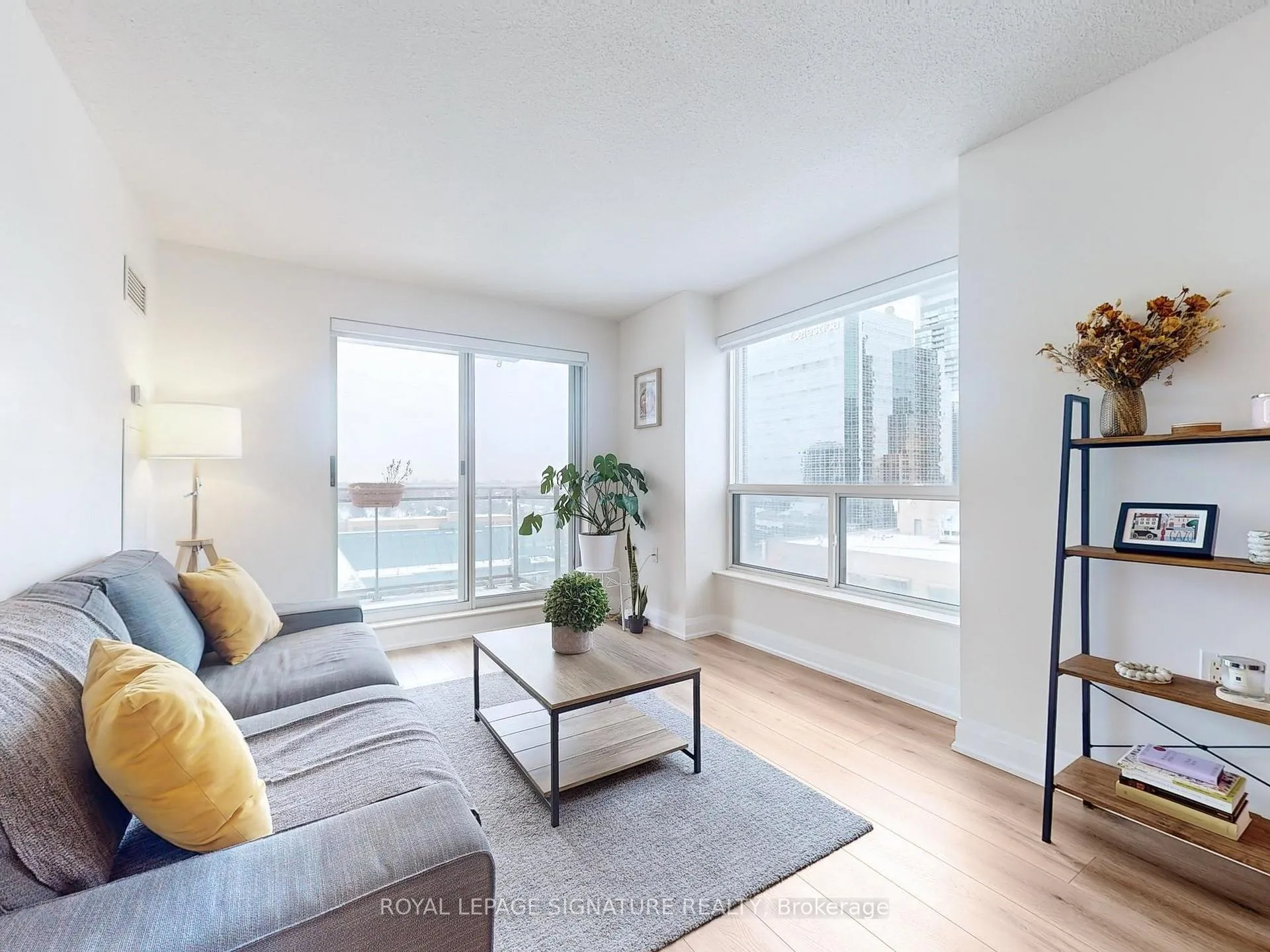 Front of Unit 1807, 21 Hillcrest Avenue