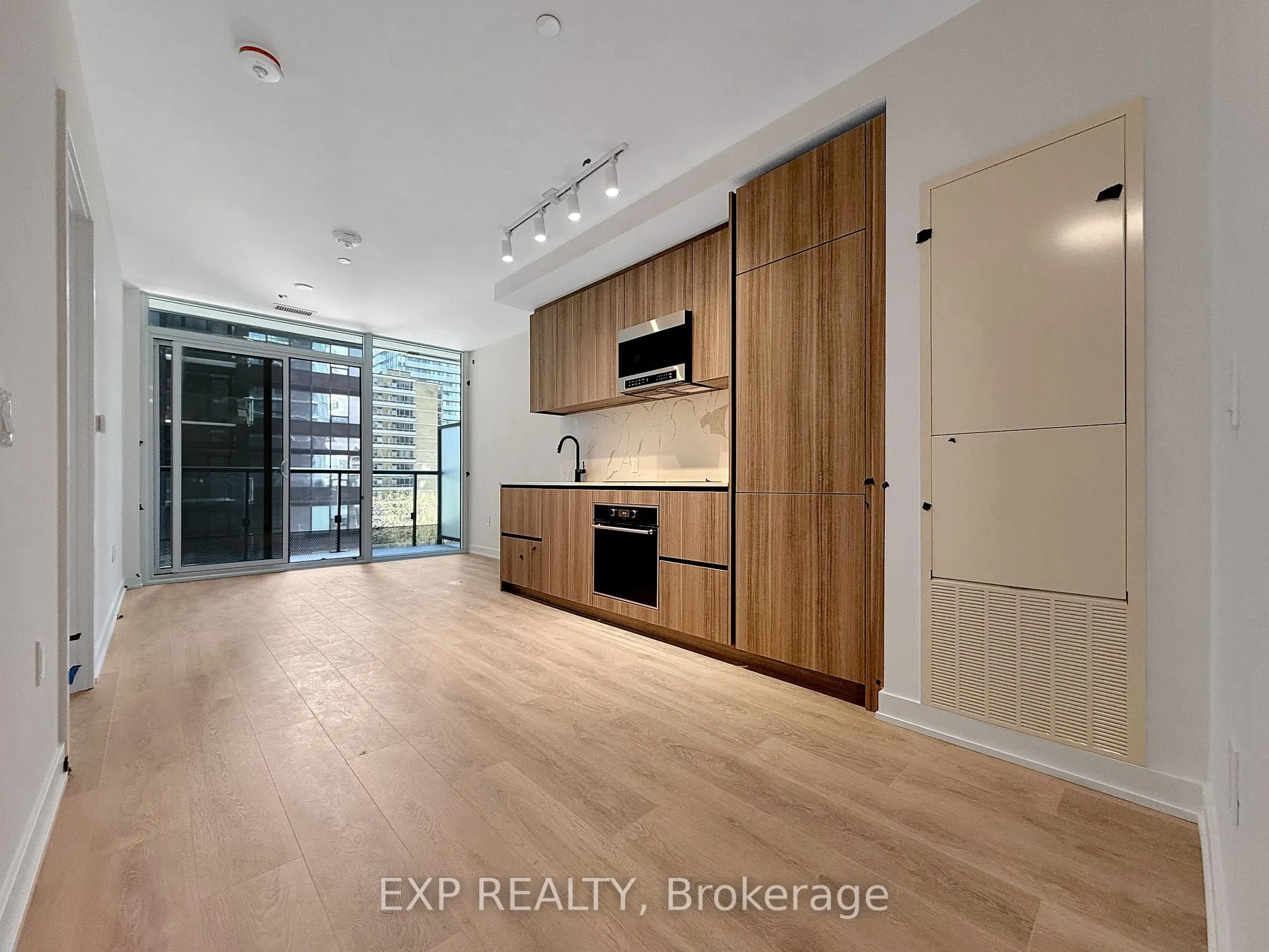 Photo 2 of Unit 601, 117 Broadway Avenue, Toronto, Mount Pleasant West — HOMEH