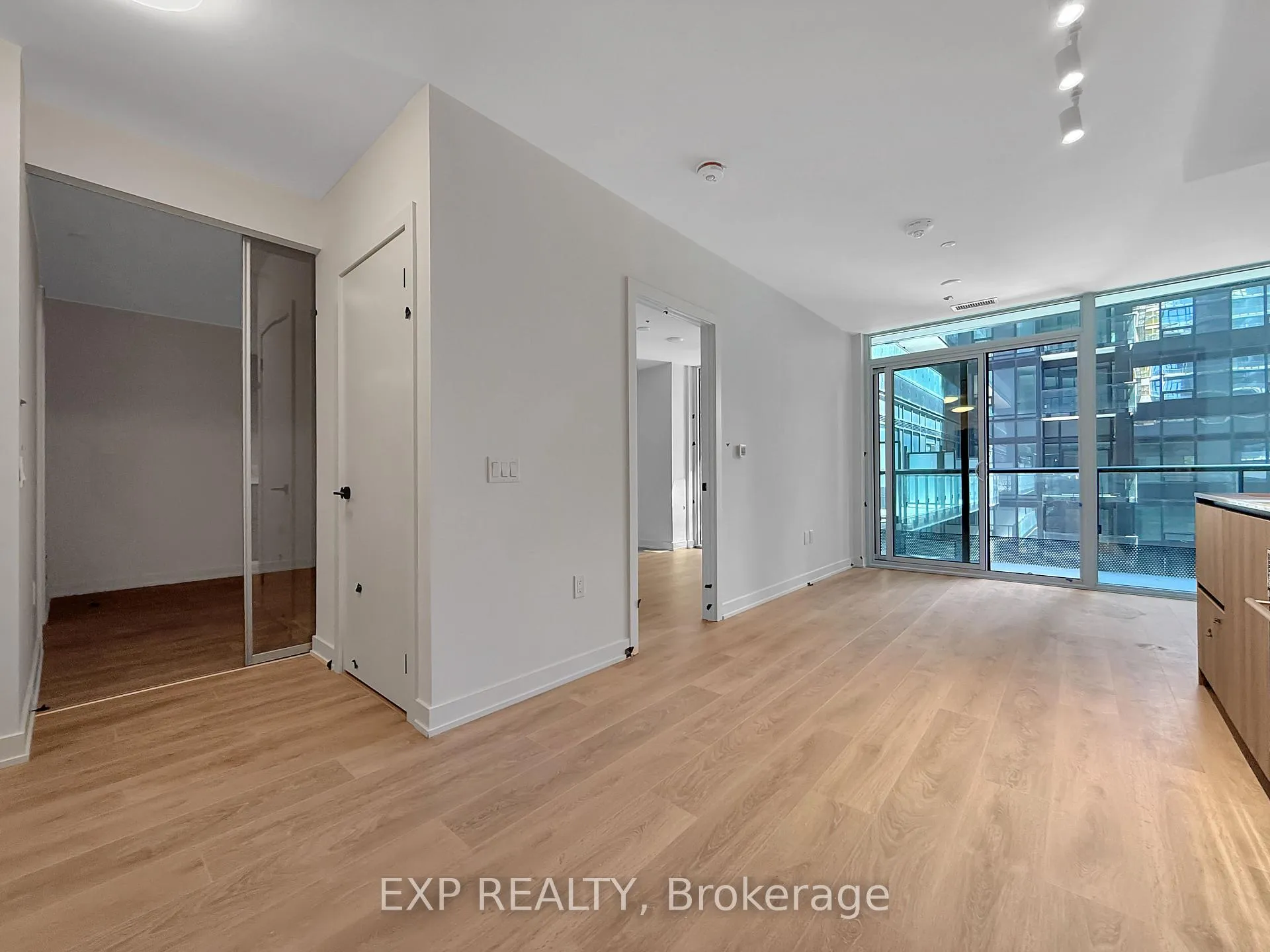 Photo 3 of Unit 601, 117 Broadway Avenue, Toronto, Mount Pleasant West — HOMEH