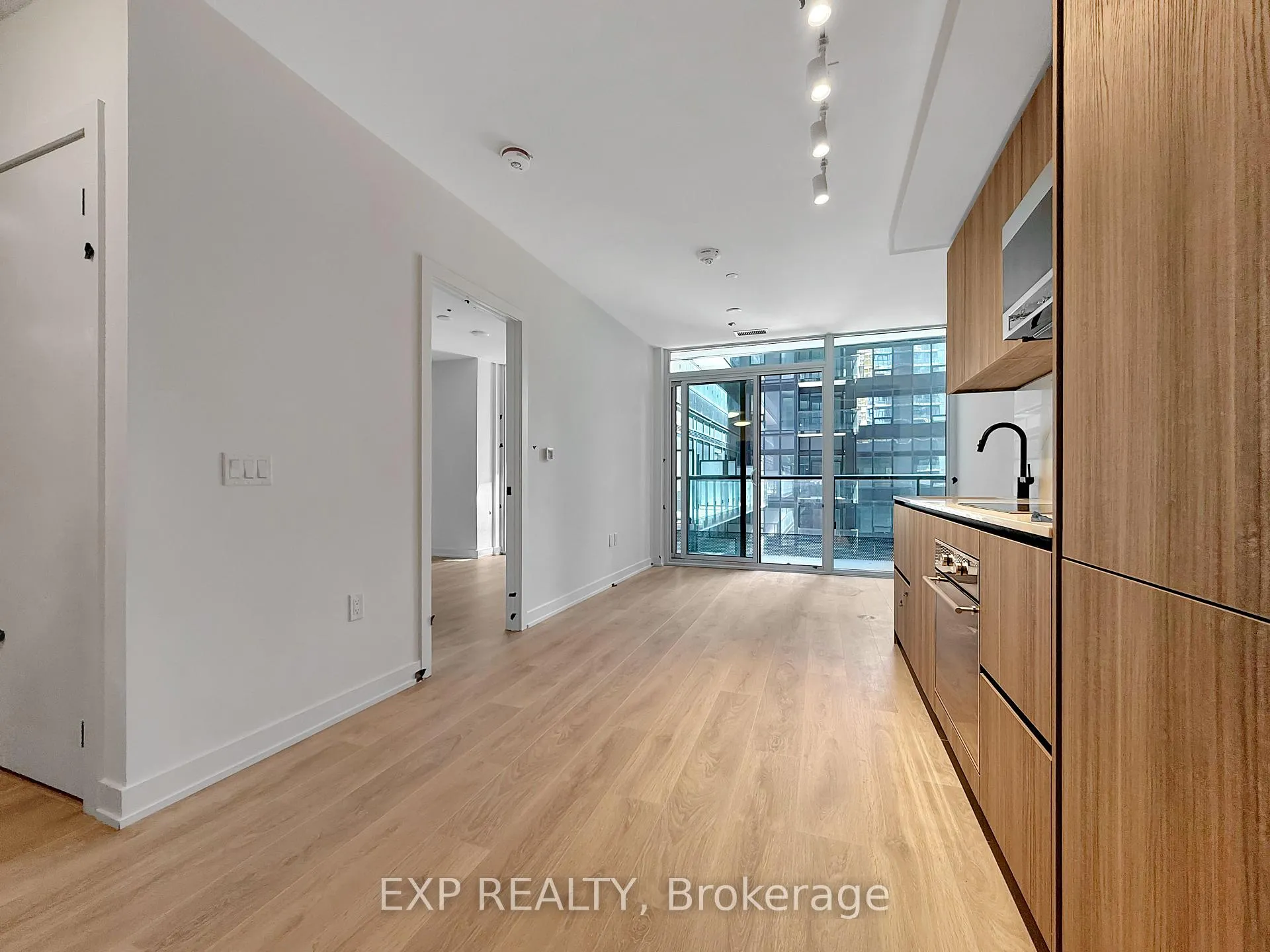 Photo 4 of Unit 601, 117 Broadway Avenue, Toronto, Mount Pleasant West — HOMEH