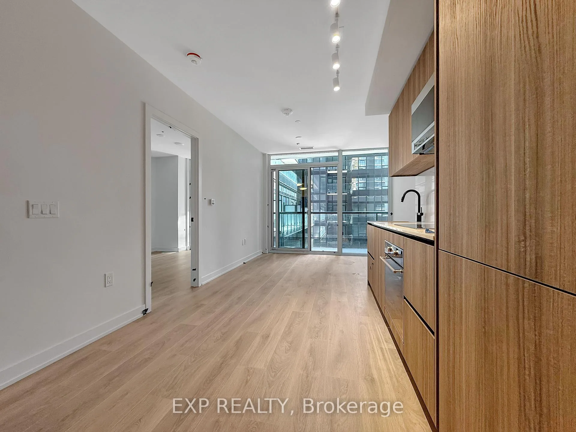 Photo 5 of Unit 601, 117 Broadway Avenue, Toronto, Mount Pleasant West — HOMEH