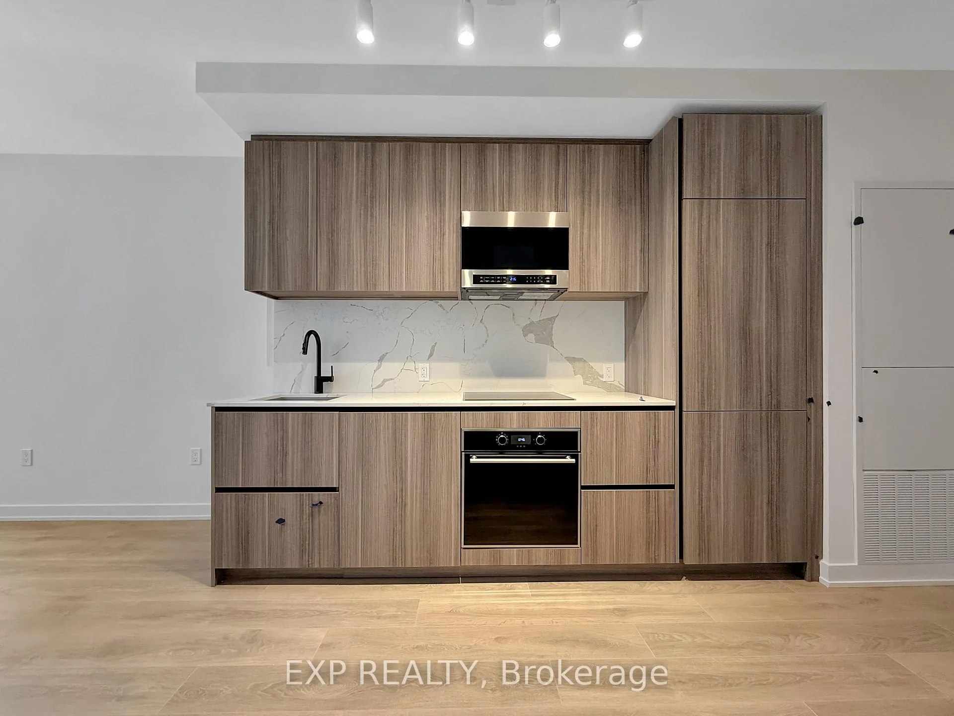 Photo 6 of Unit 601, 117 Broadway Avenue, Toronto, Mount Pleasant West — HOMEH