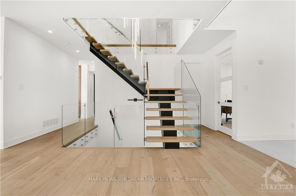 Photo 6 of 320 CRESTVIEW Rd, Ottawa, Alta Vista/Faircrest Heights — HOMEH