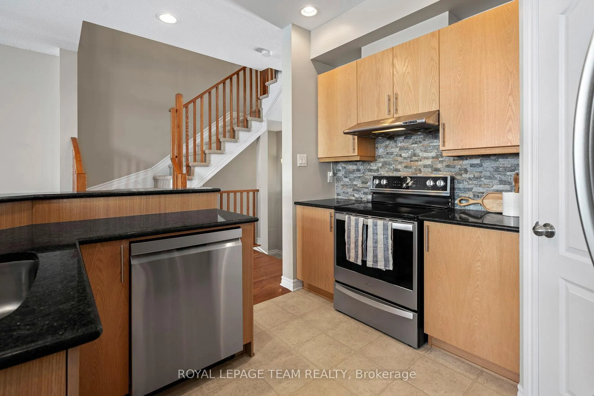 Photo 7 of 319 Kingbrook Drive, Ottawa, Kanata - Bridlewood — HOMEH