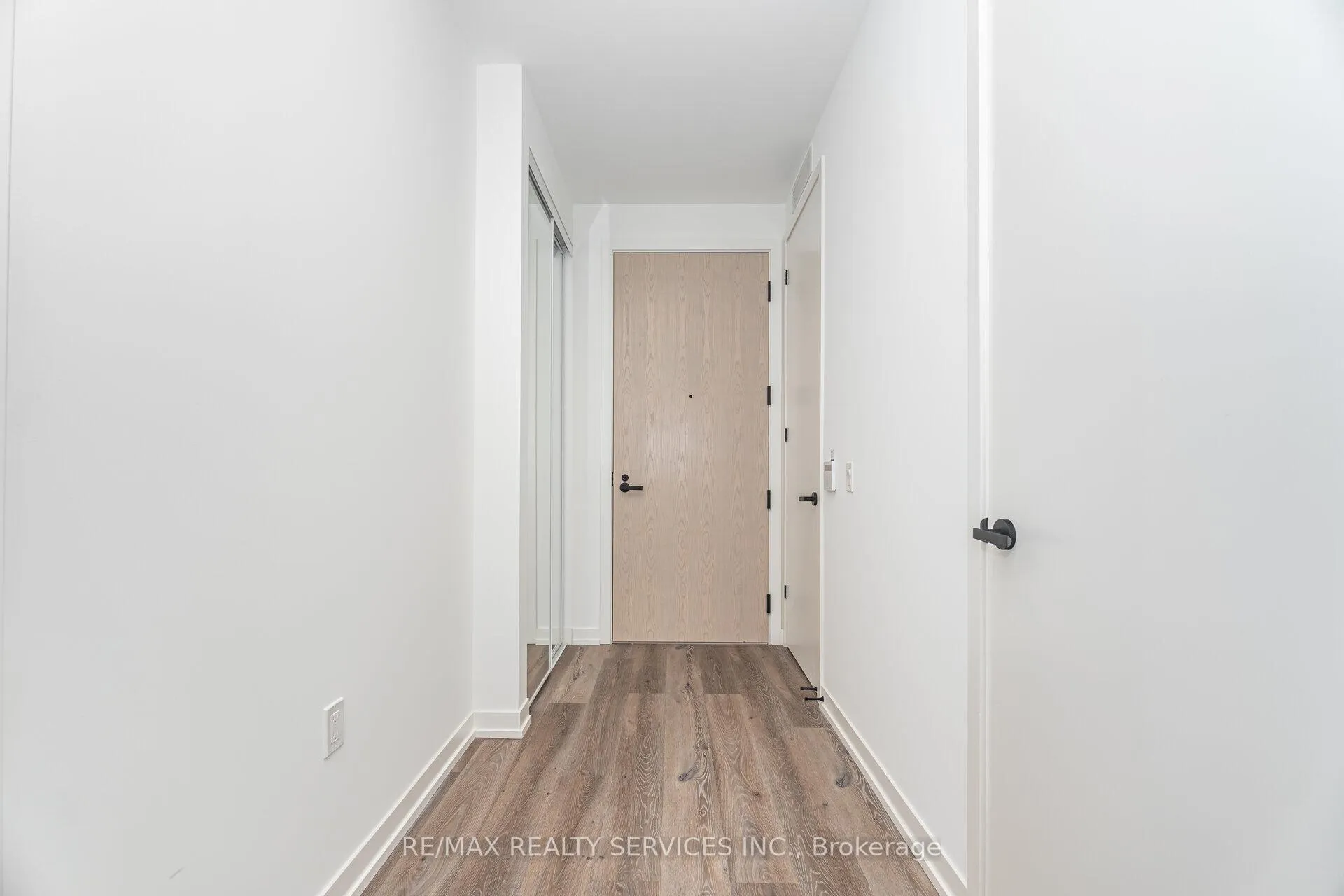 Photo 5 of Unit 103 D, 28 Interchange Way, Vaughan, Vaughan Corporate Centre — HOMEH