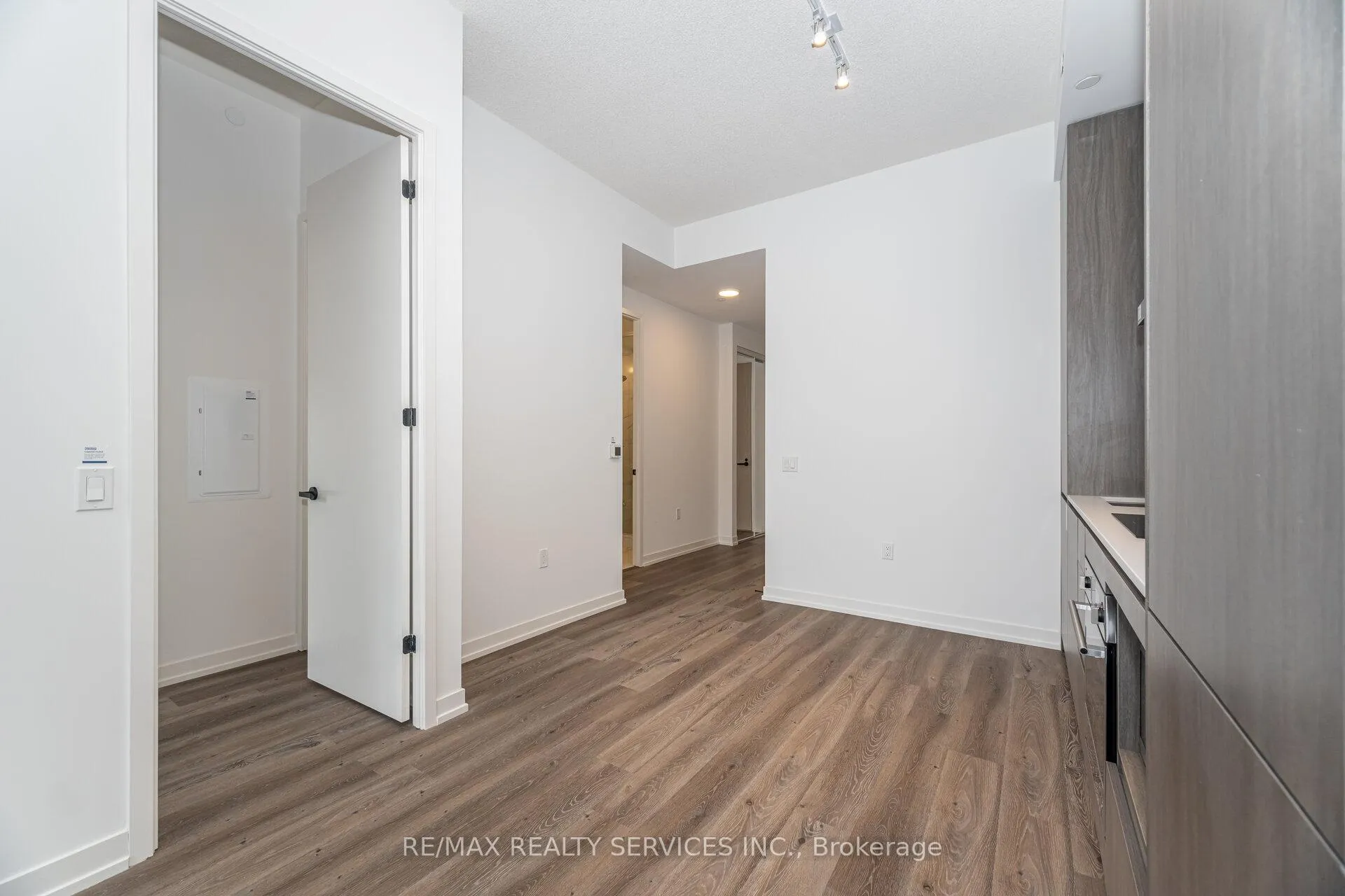 Photo 8 of Unit 103 D, 28 Interchange Way, Vaughan, Vaughan Corporate Centre — HOMEH