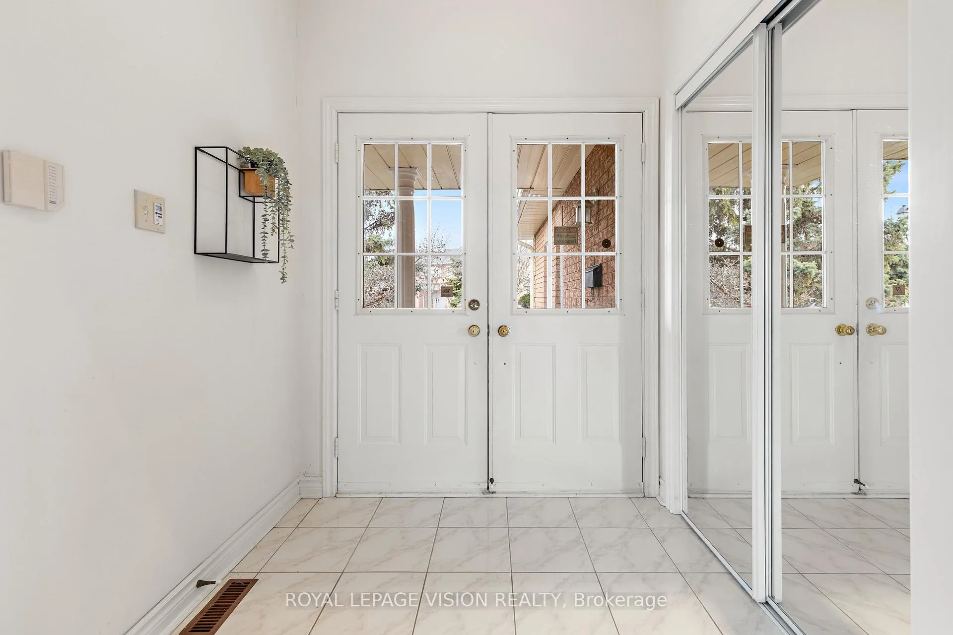 Photo 4 of 173 Manhattan Drive, Markham, Unionville — HOMEH