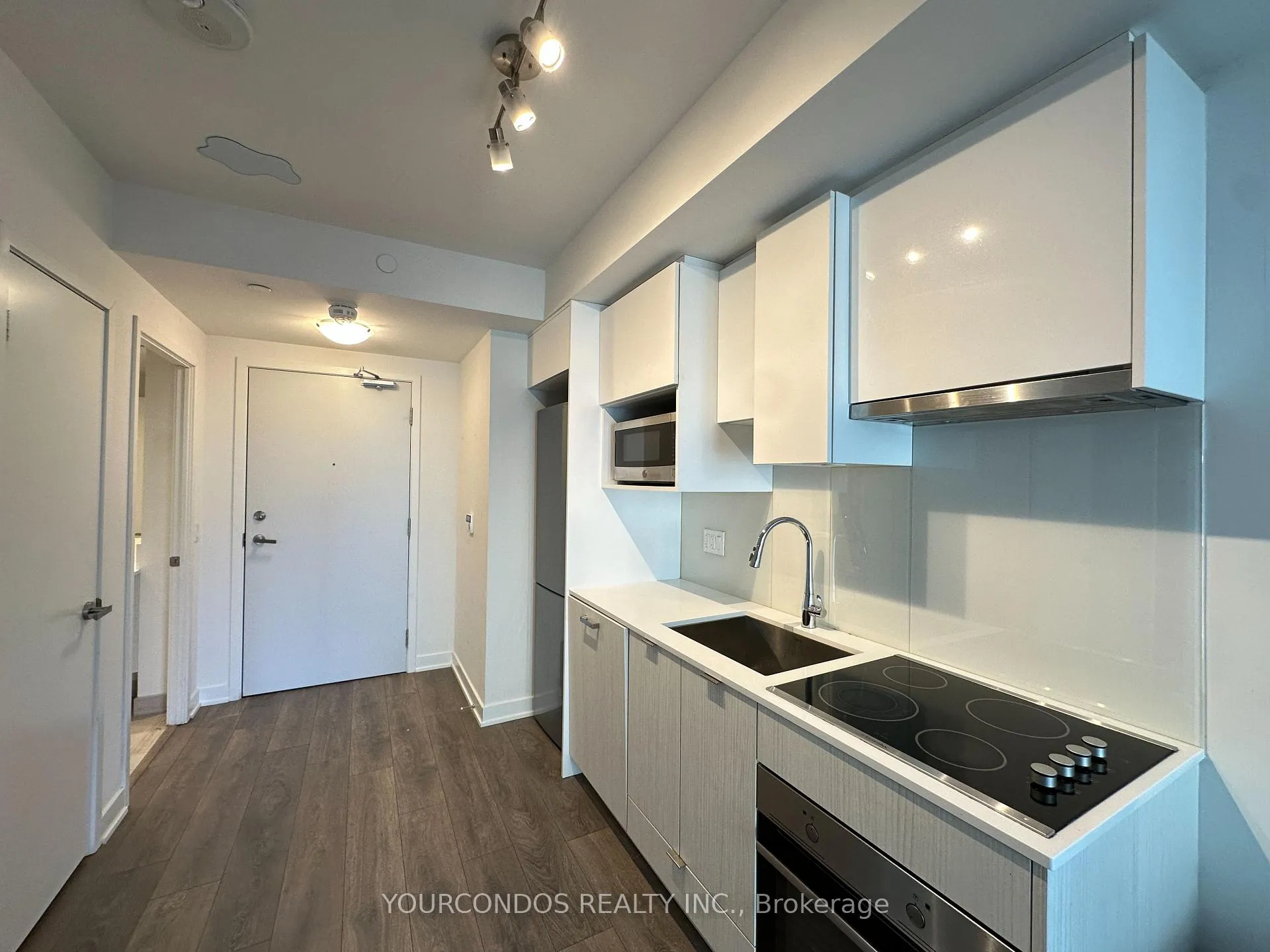 Photo 2 of Unit 813, 195 Redpath Avenue, Toronto, Mount Pleasant West — HOMEH
